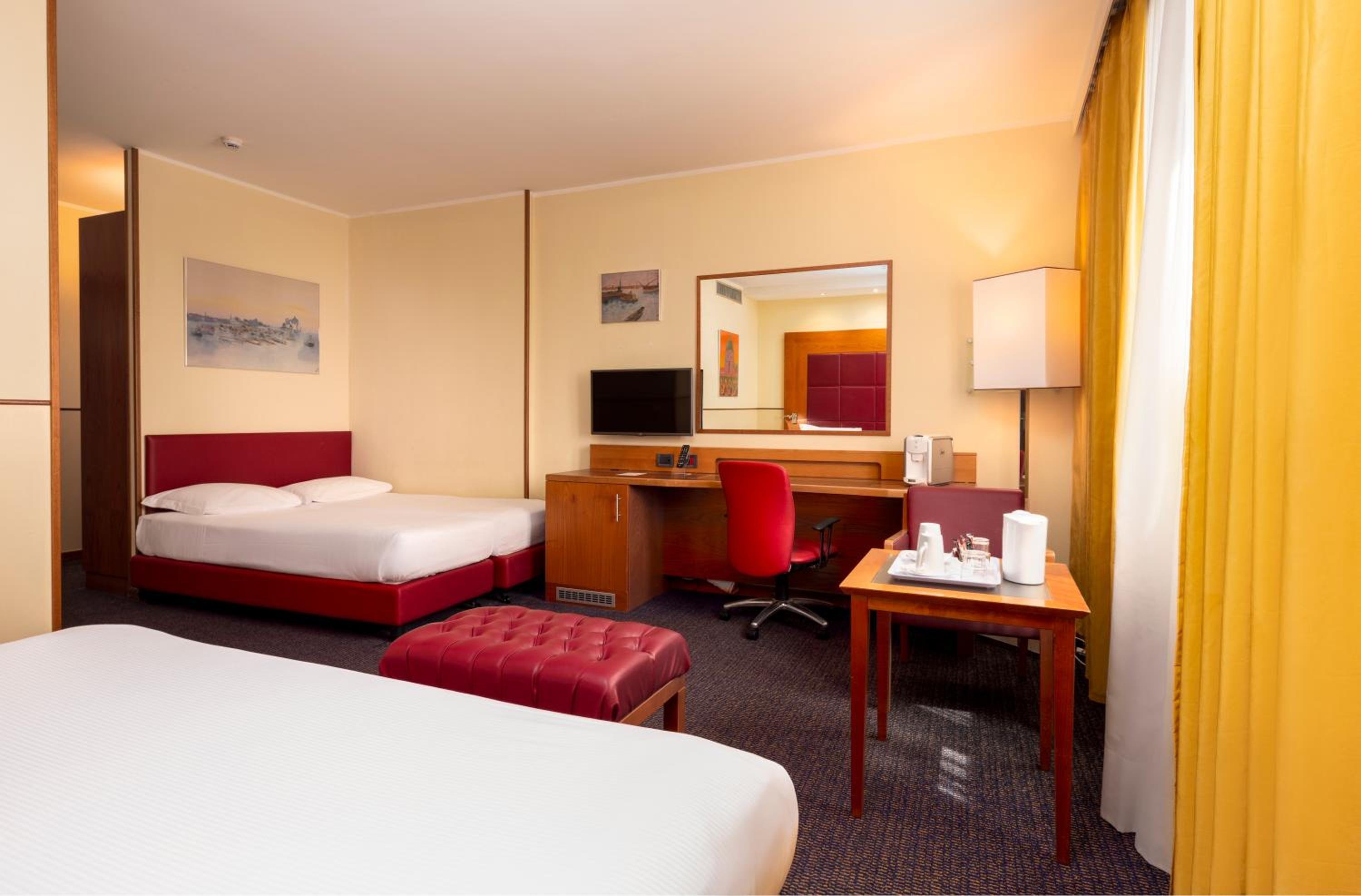 Premium King Room - Photo 3