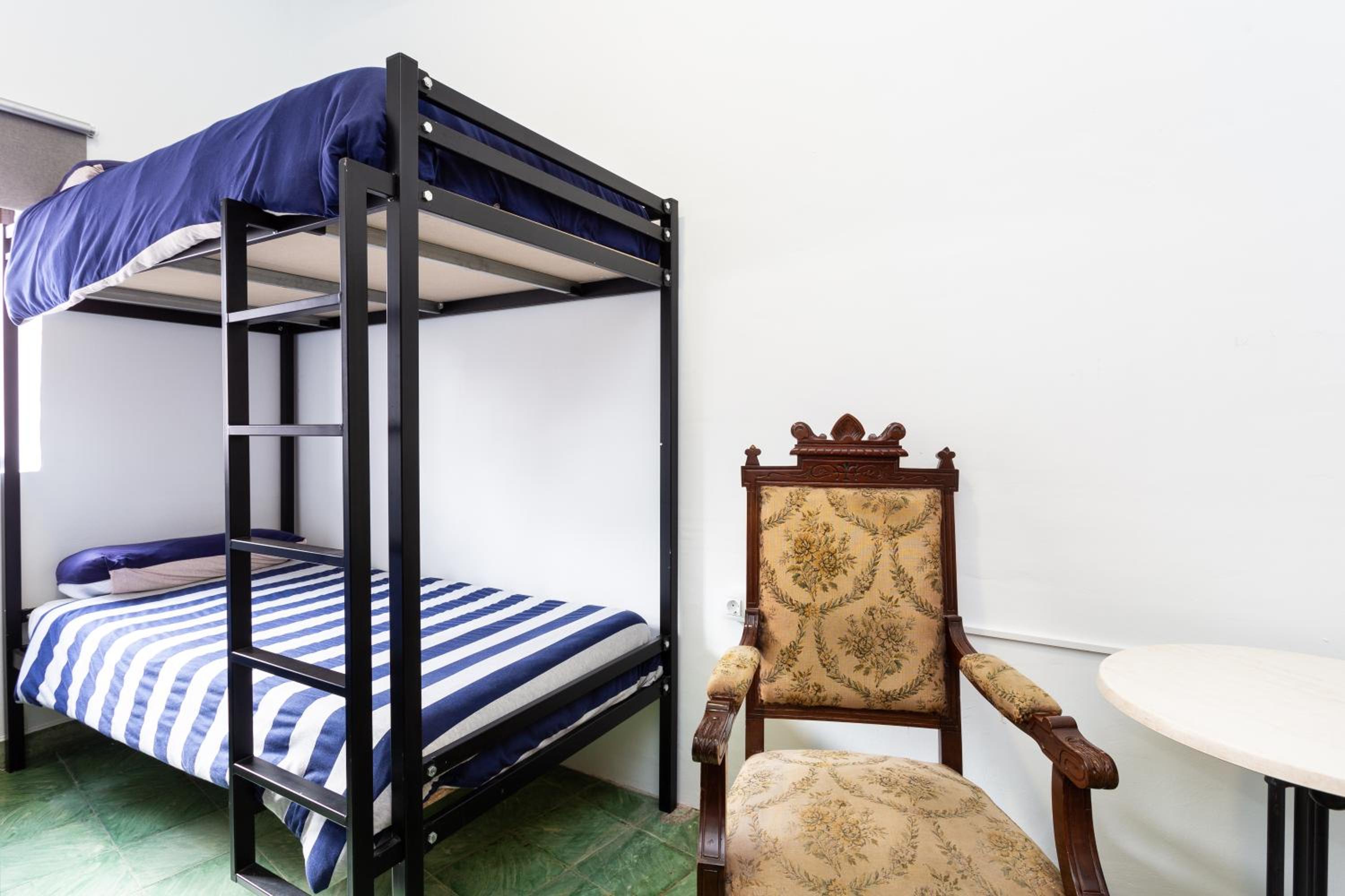 Cama individual en habitación compartida