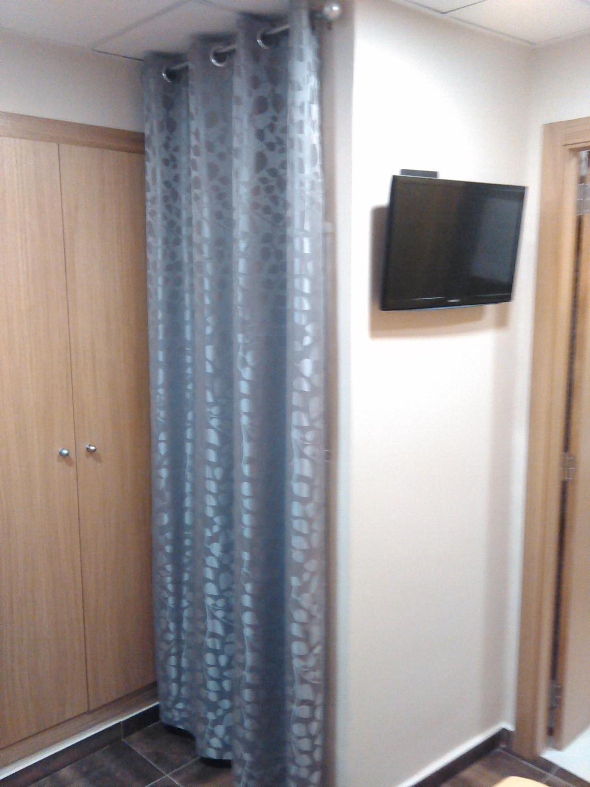 Habitación Sencilla con Baño Privado y sin Ventana
