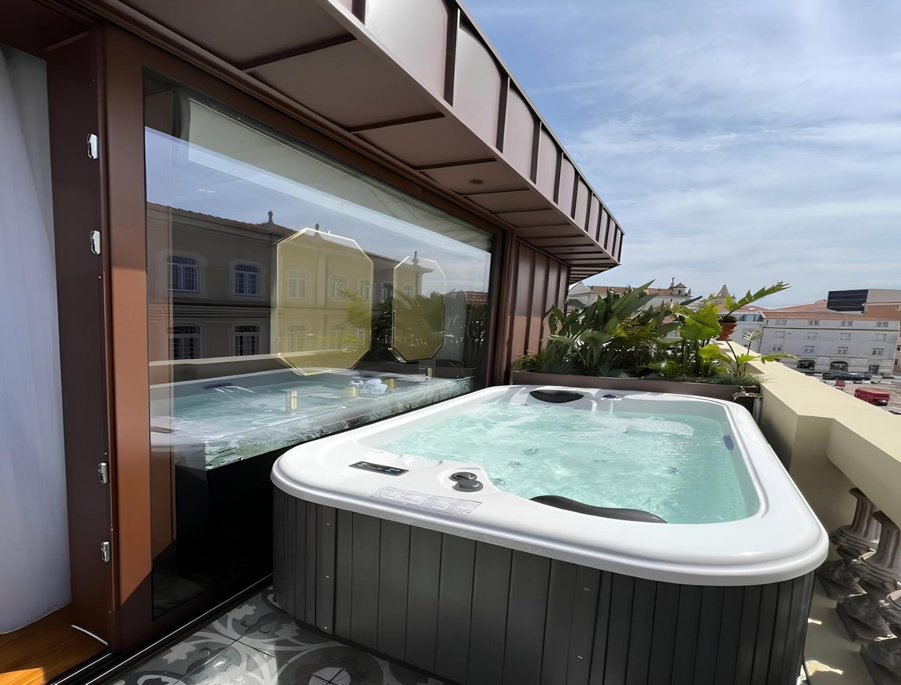 Superior Suite with Balcony - Photo 3