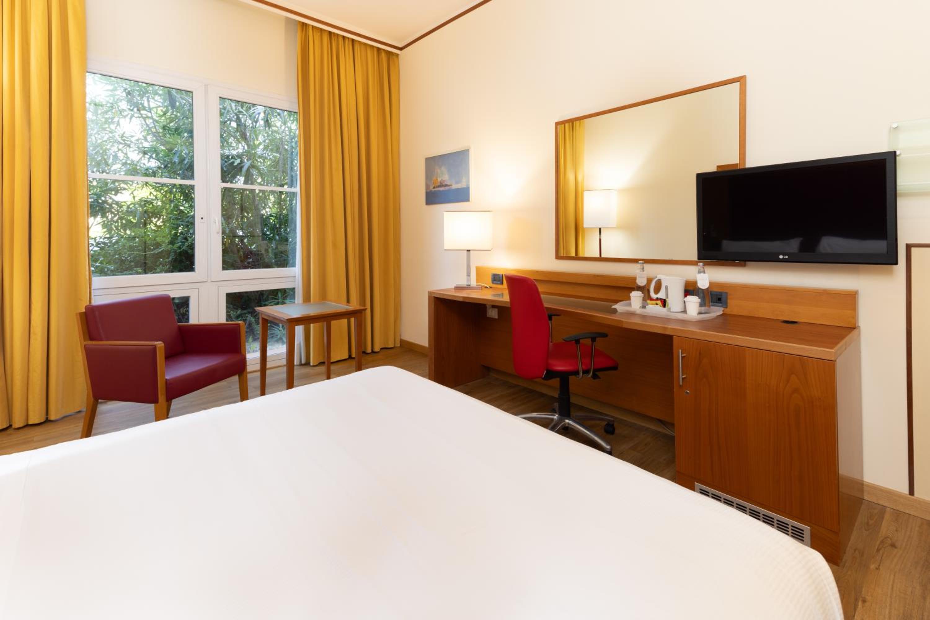 Standard Double Room - Disability Access - Photo 2