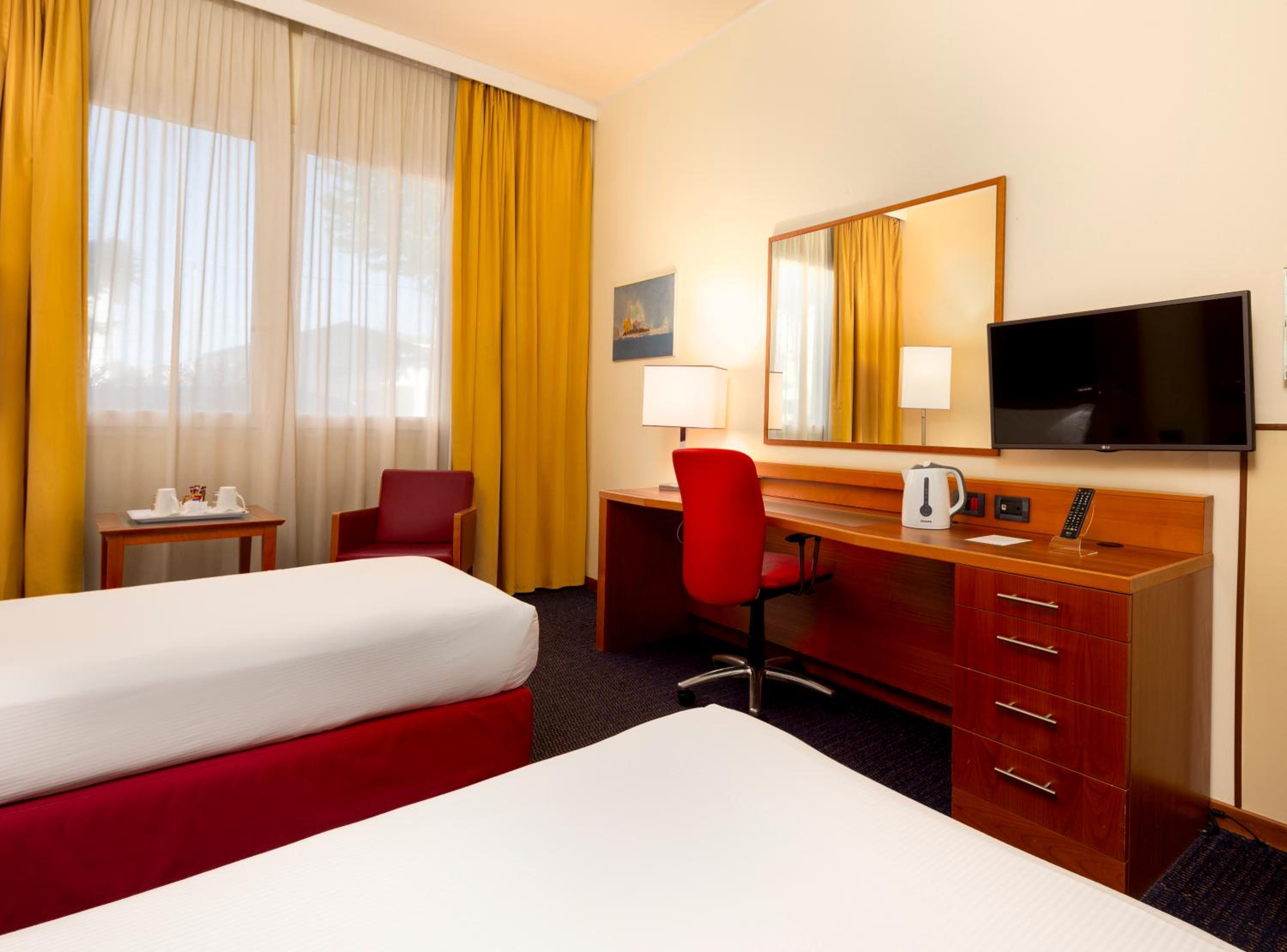 Standard Twin Room - Photo 5