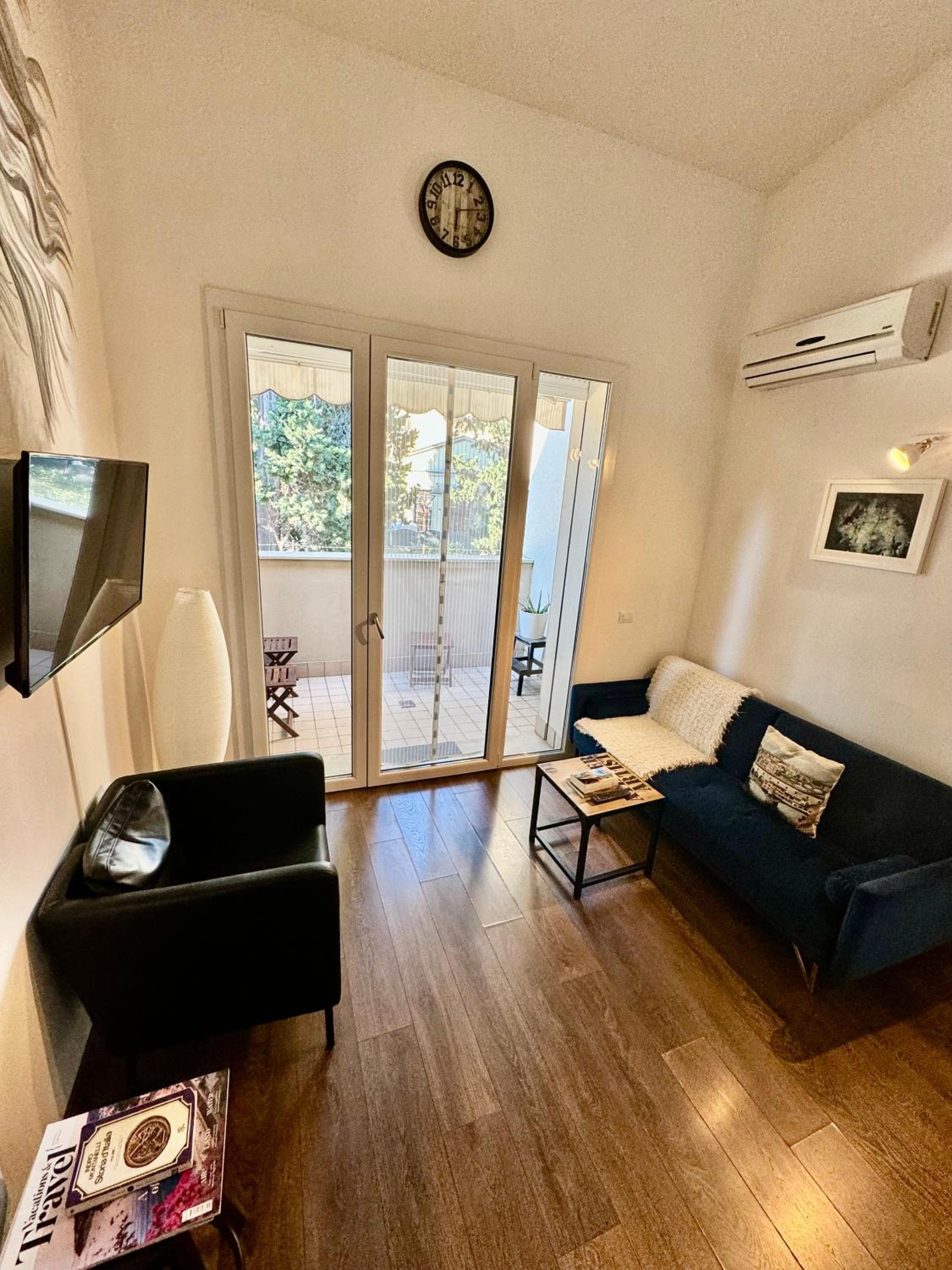 Celestes Balcony Apartment-Split Level photo 1