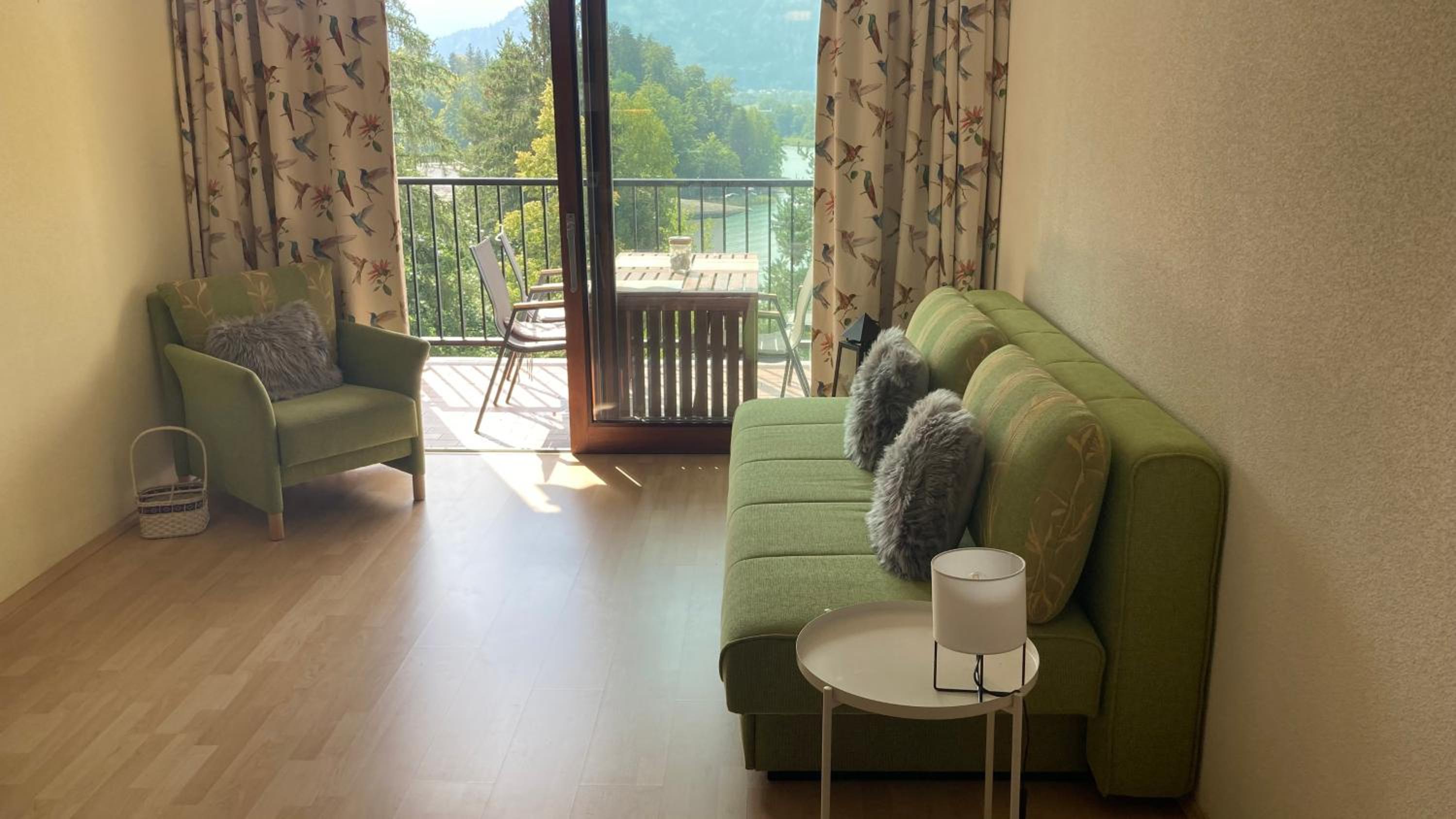 Apartment with Lake View