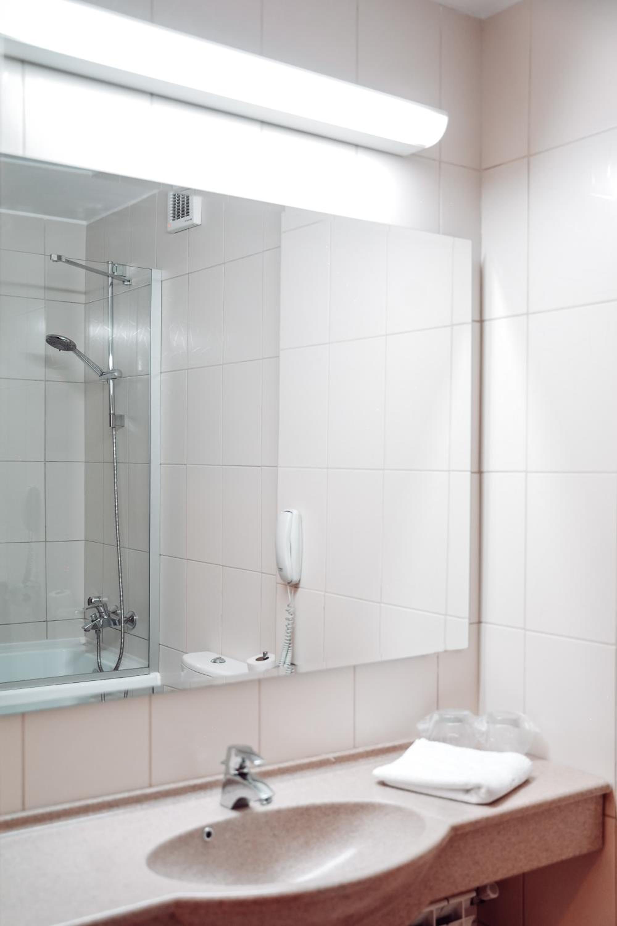 Business Twin Room with SPA access and Free Parking - Photo 6