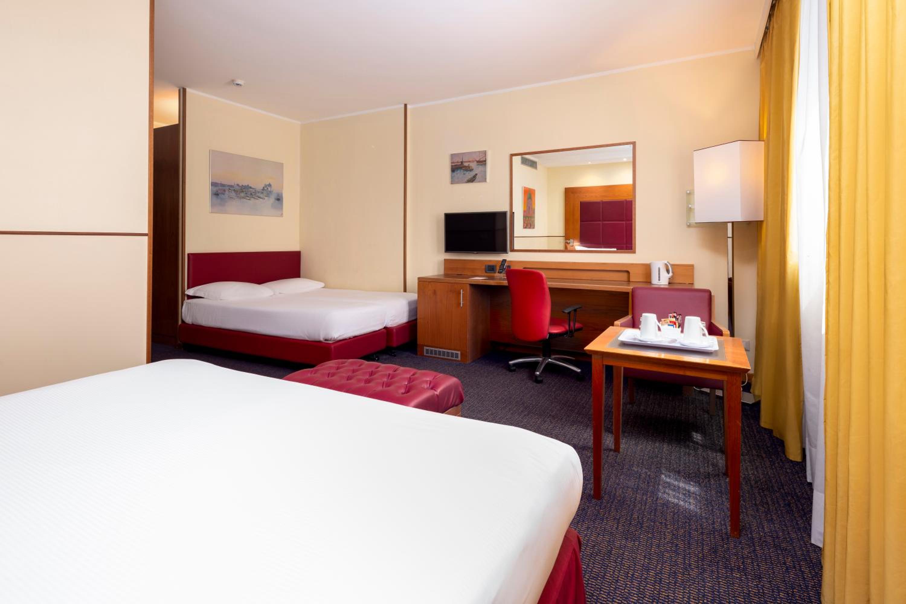 Standard Room with Two Single and One King Bed - Photo 8