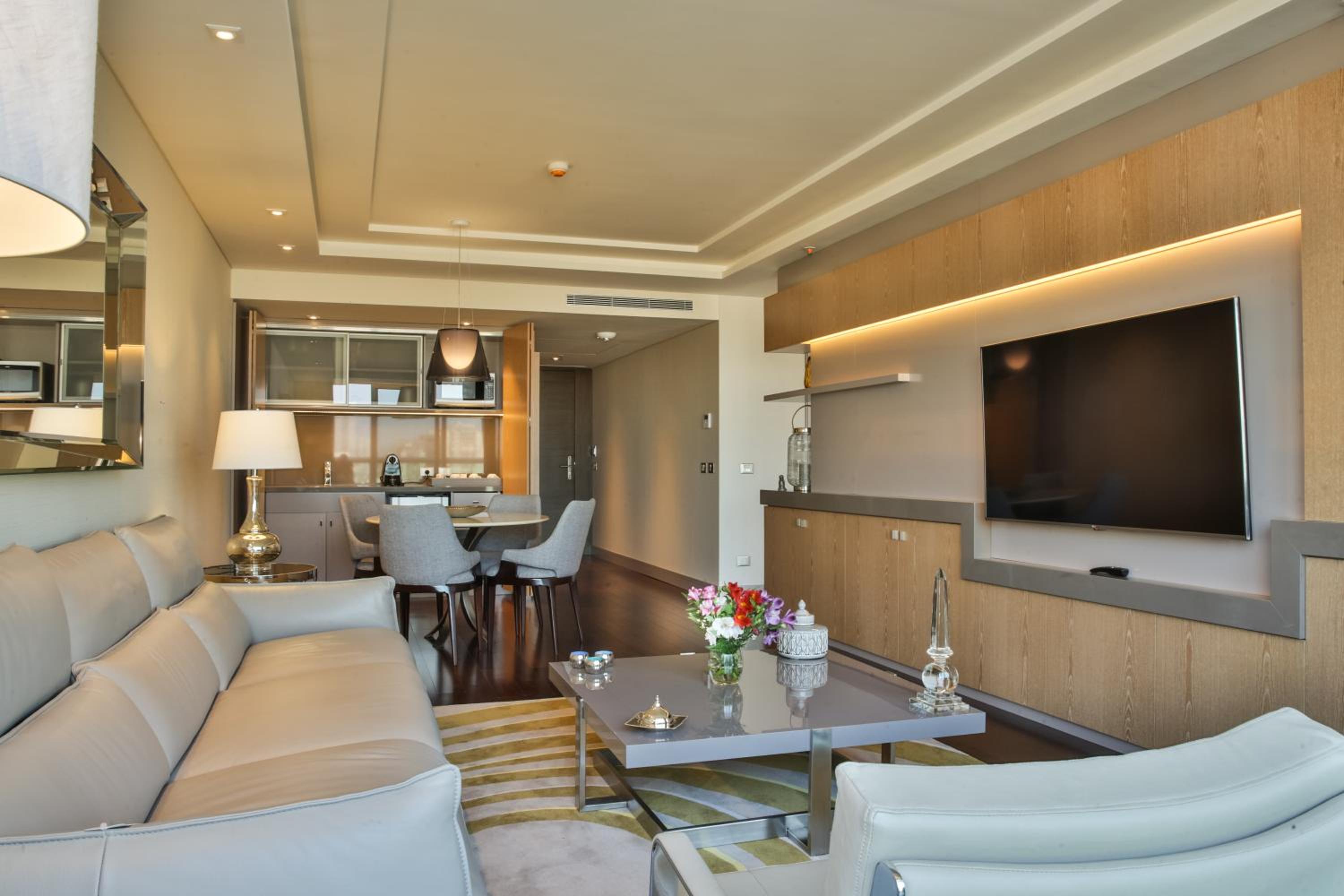 Executive King Suite thumbnail 6