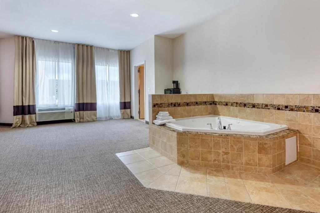 Suite King with Hot Tub - Non Smoking photo 2