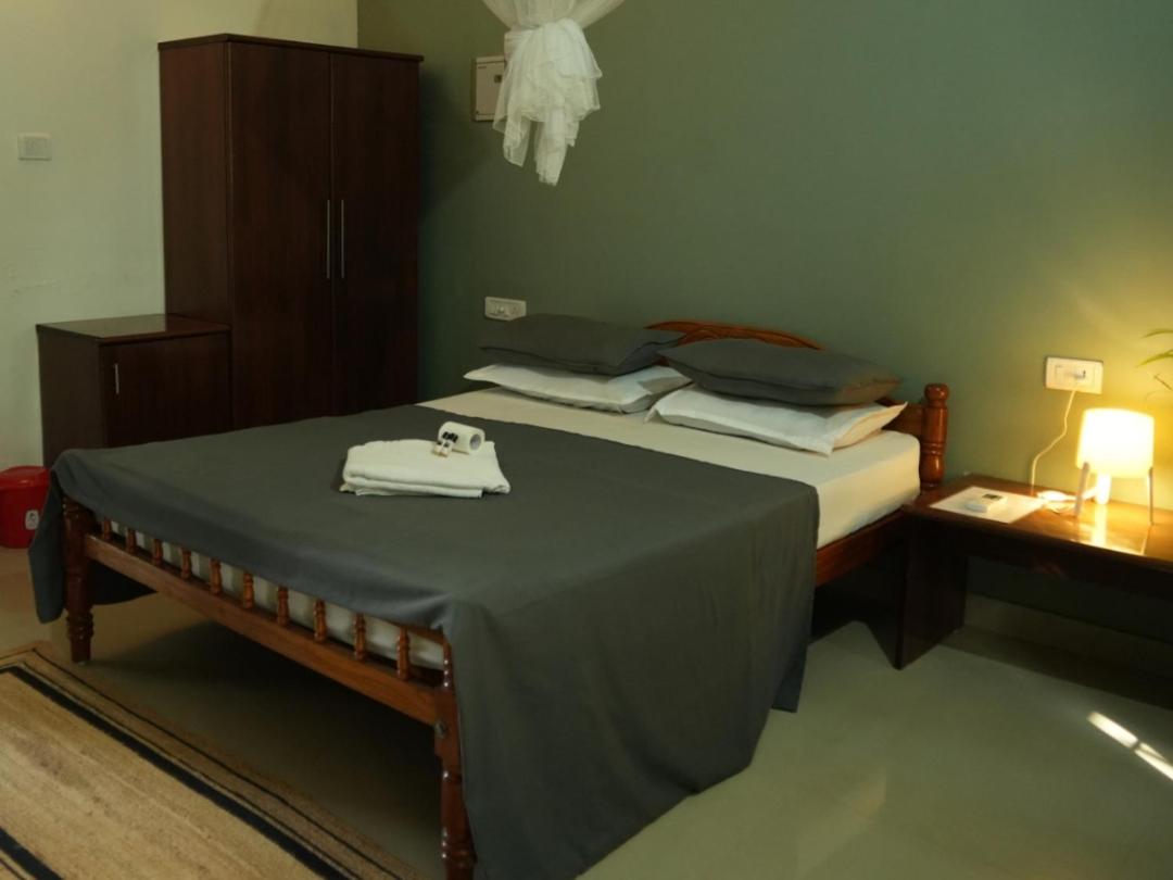 Deluxe Double Room with Balcony - AC - Photo 4