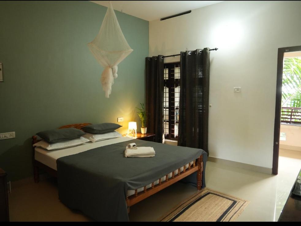 Deluxe Double Room with Balcony - AC - Photo 17