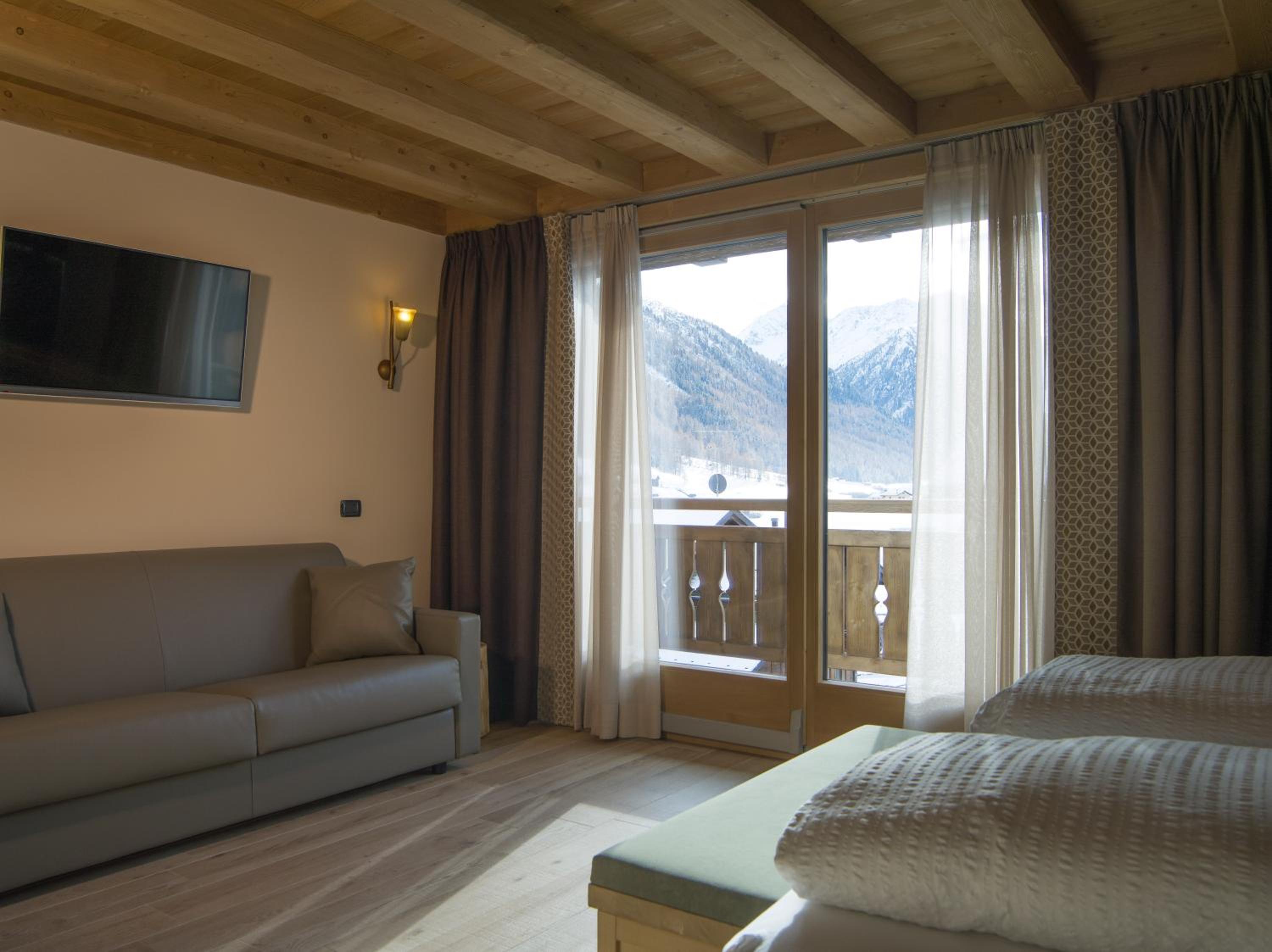 Deluxe Double Room with Balcony - Photo 2