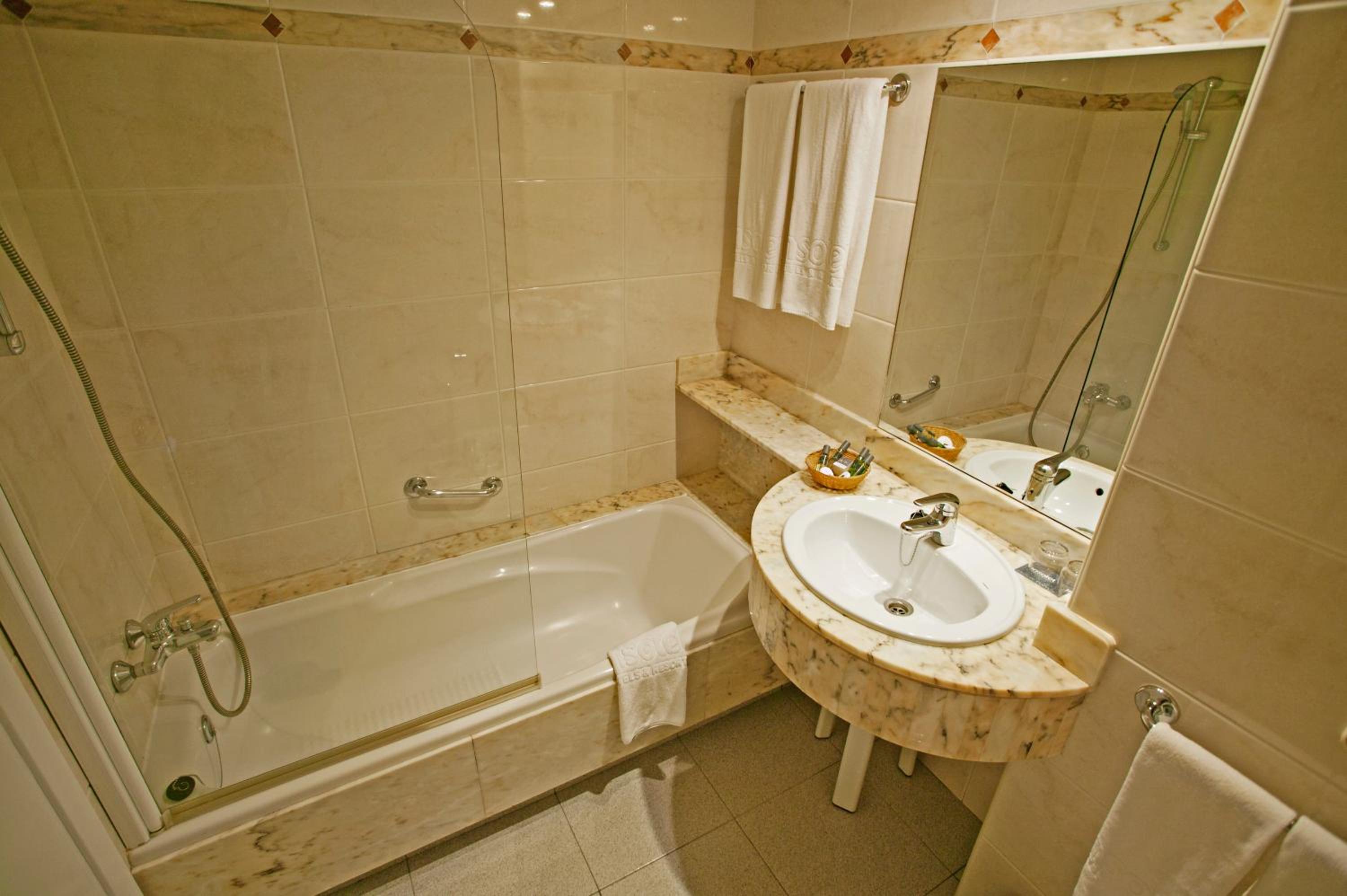 Standard Twin Room - Photo 7