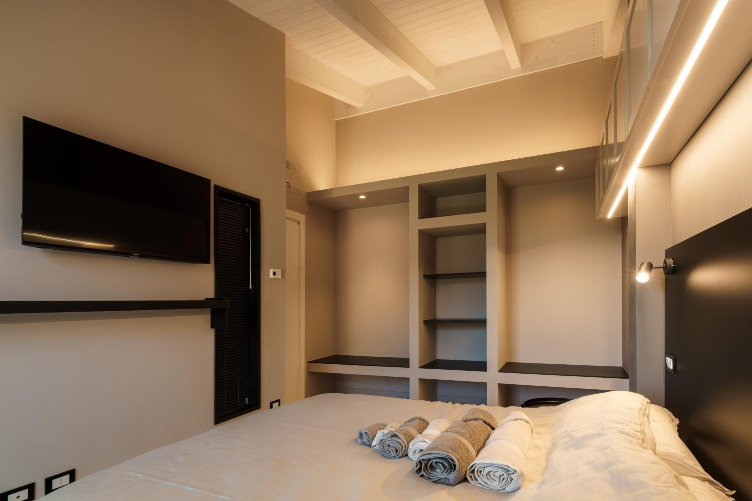 Deluxe One-Bedroom Apartment with City View photo 3