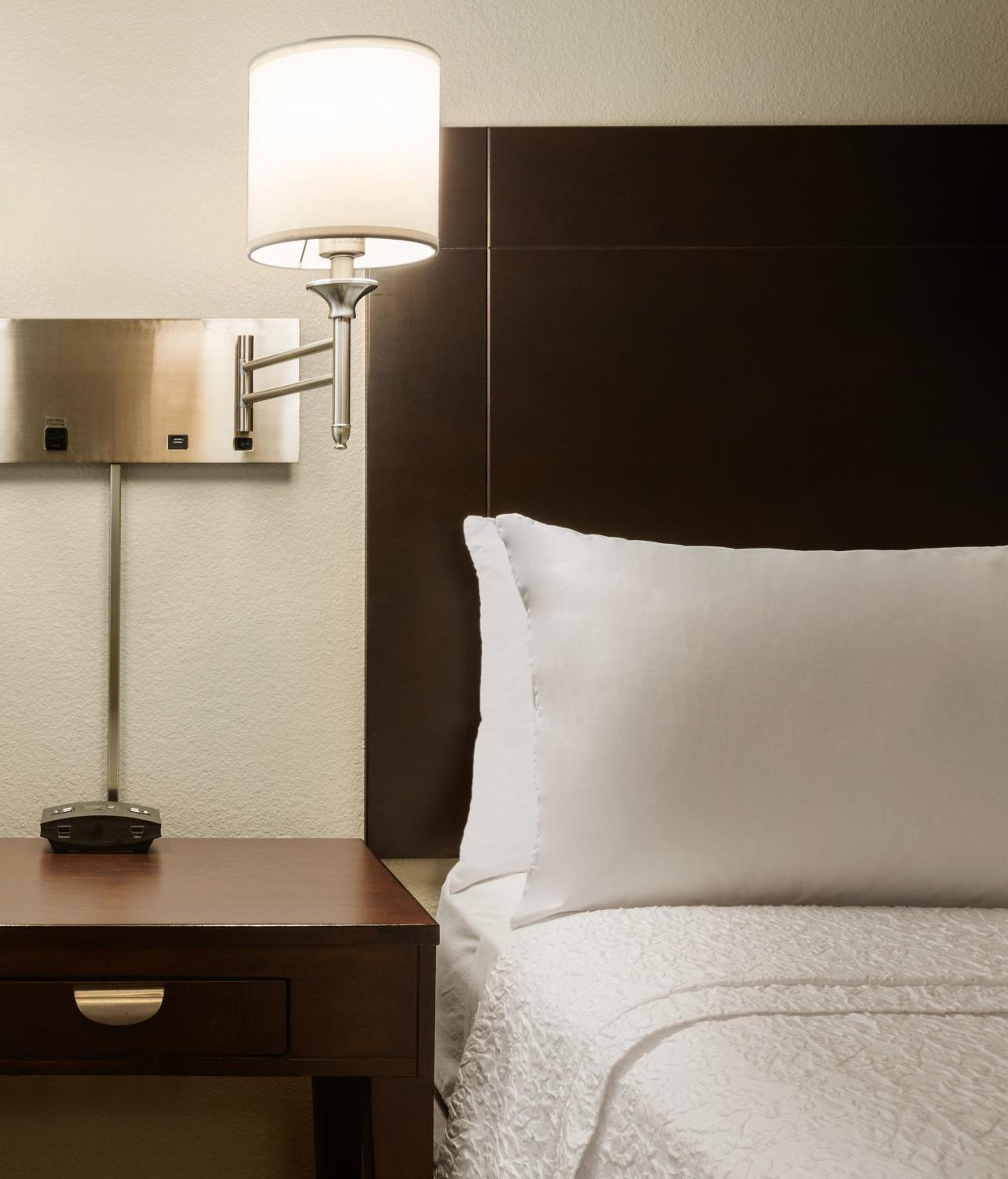 King Room with King Bed - Non-Smoking - Photo 3