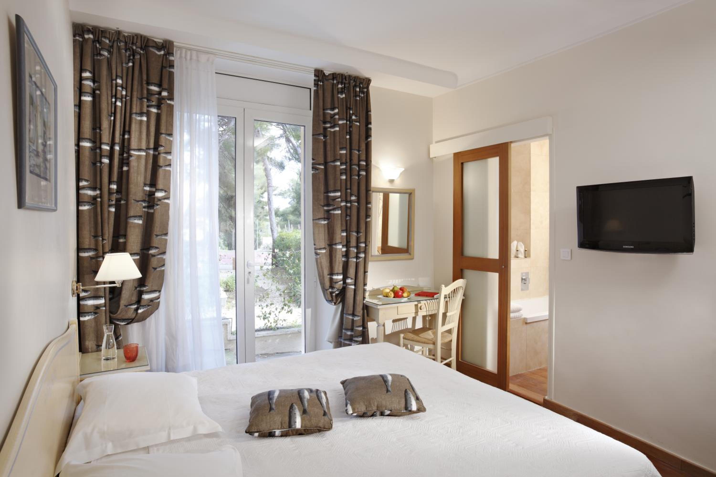 Standard Queen Room - Non-Smoking/Ground Floor - Photo 4