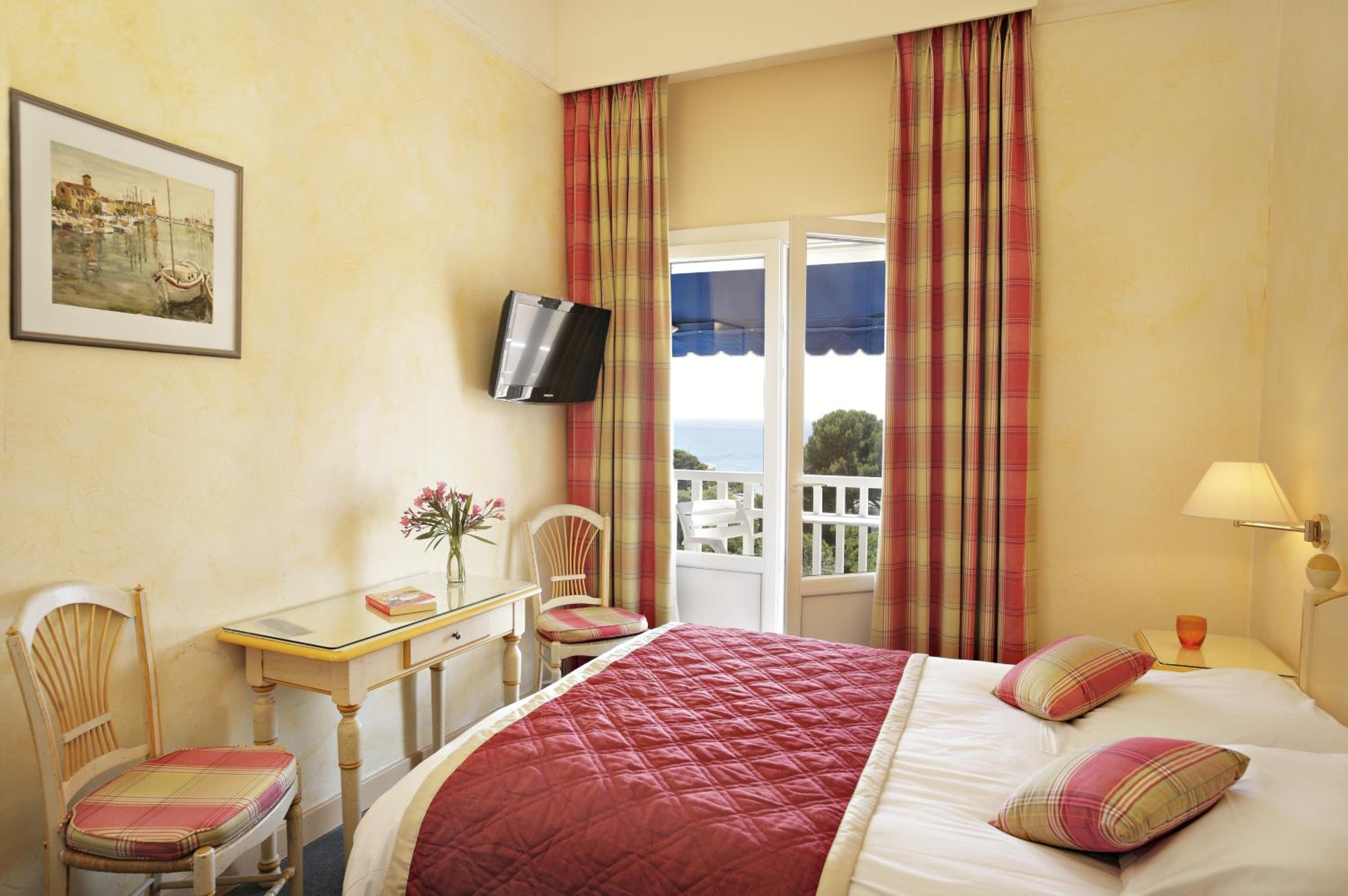 Deluxe Queen Room with Sea View, Spa Bath and Terrace - Non-Smoking - Photo 1