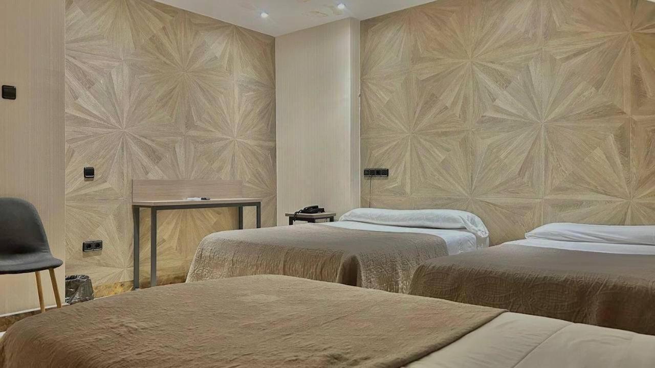 Deluxe Room (2 Adults + 1 Child) - Photo 3