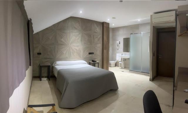 Deluxe Room (2 Adults + 1 Child) - Photo 4