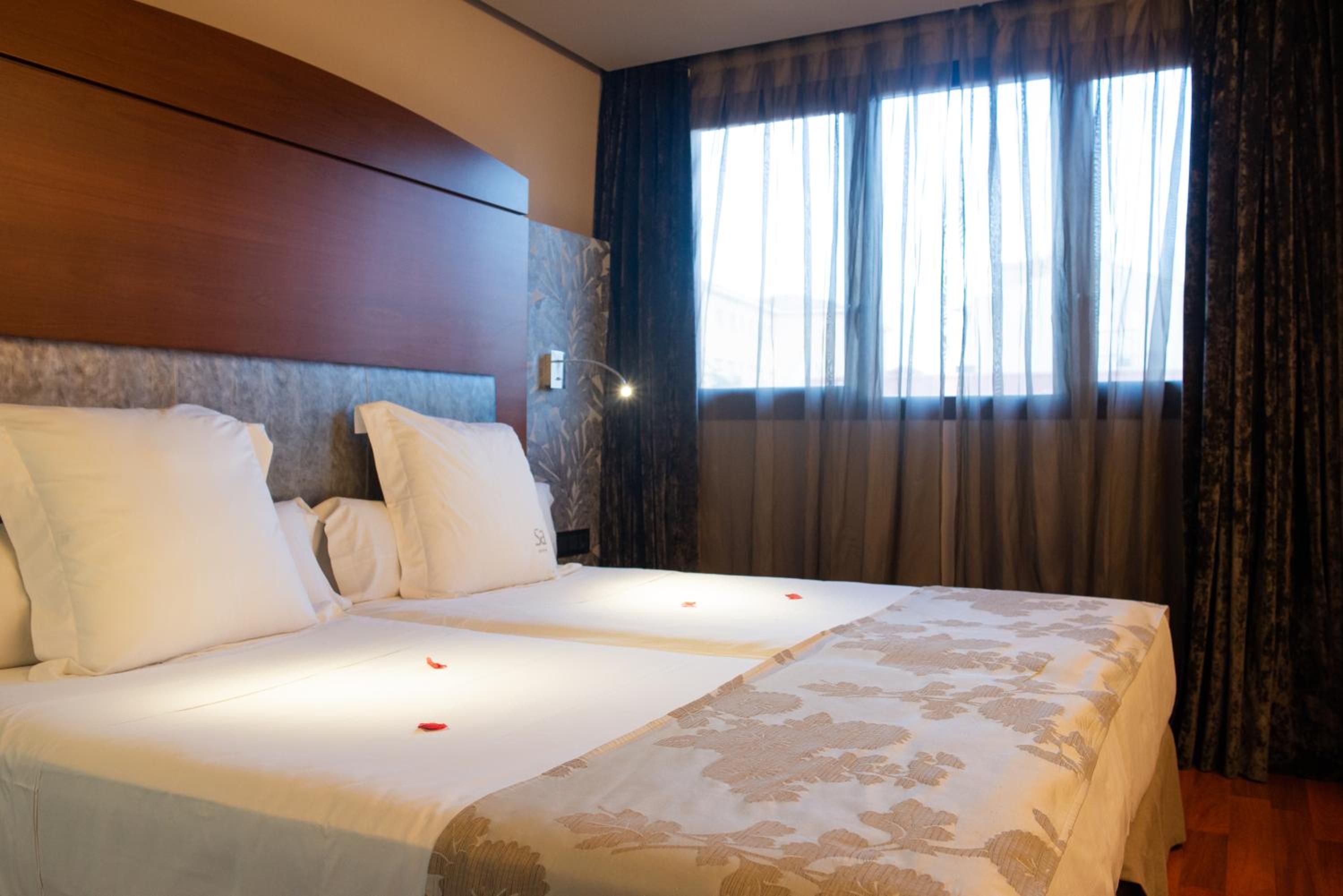 Twin Room - Photo 25