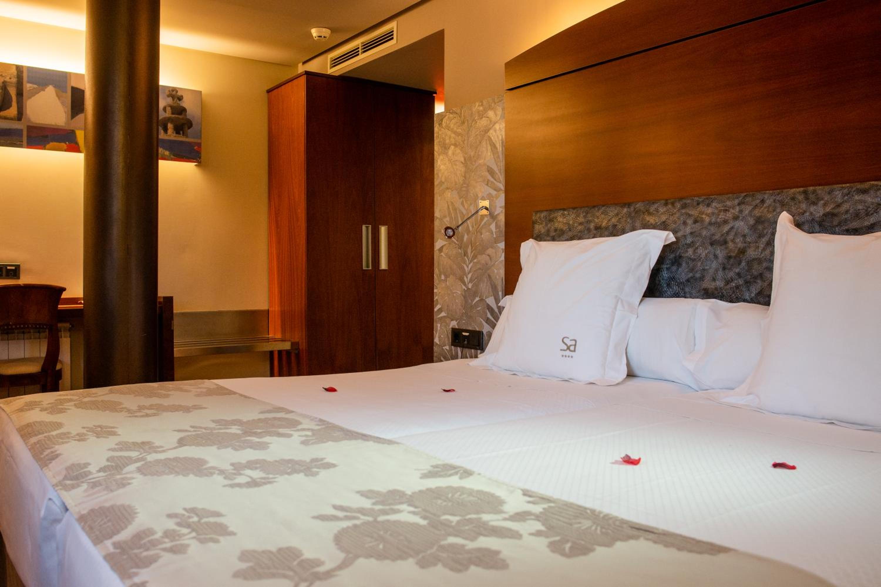 Twin Room - Photo 32