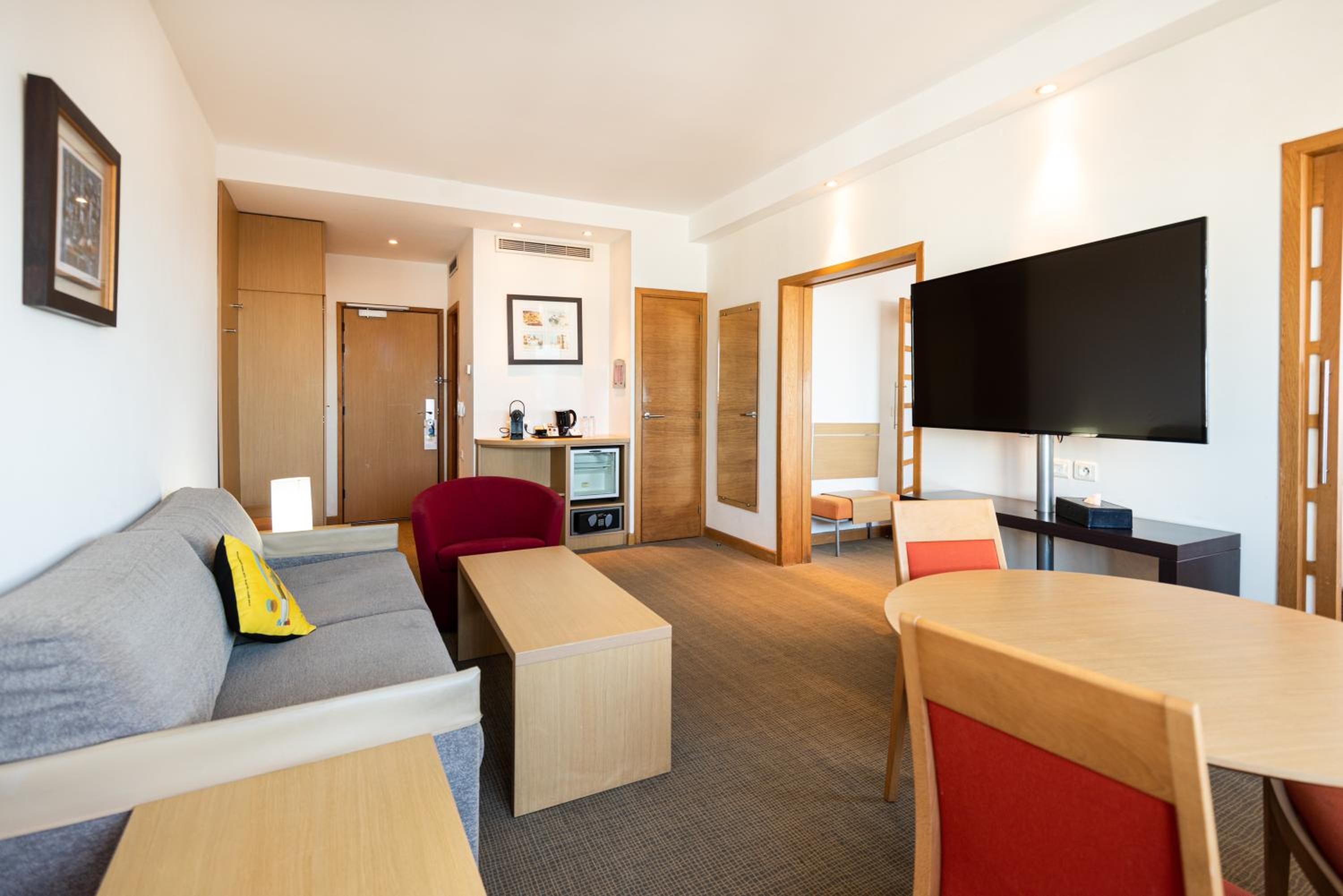 Junior Suite - 1 King-size bed and Sofa - Photo 6