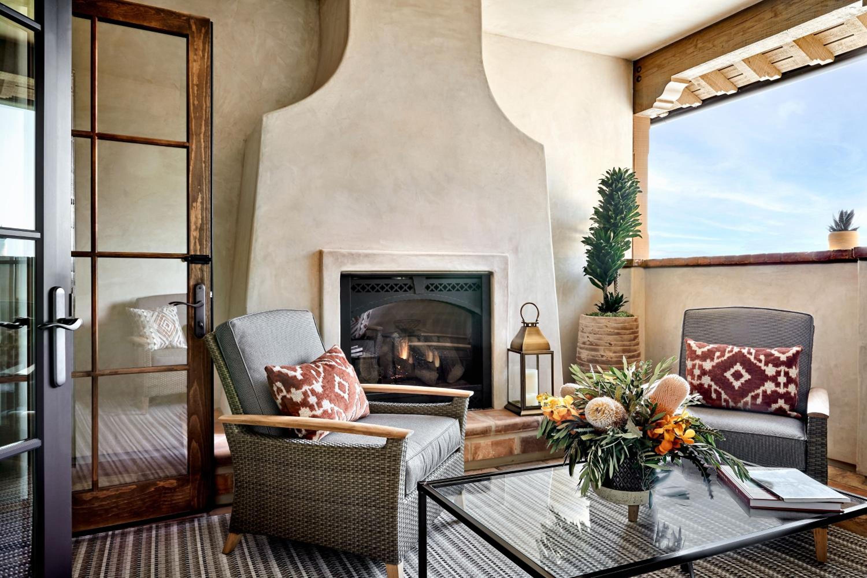 1 Bedroom Suite, 1 King, Sofa bed, Fireplace - Photo 3