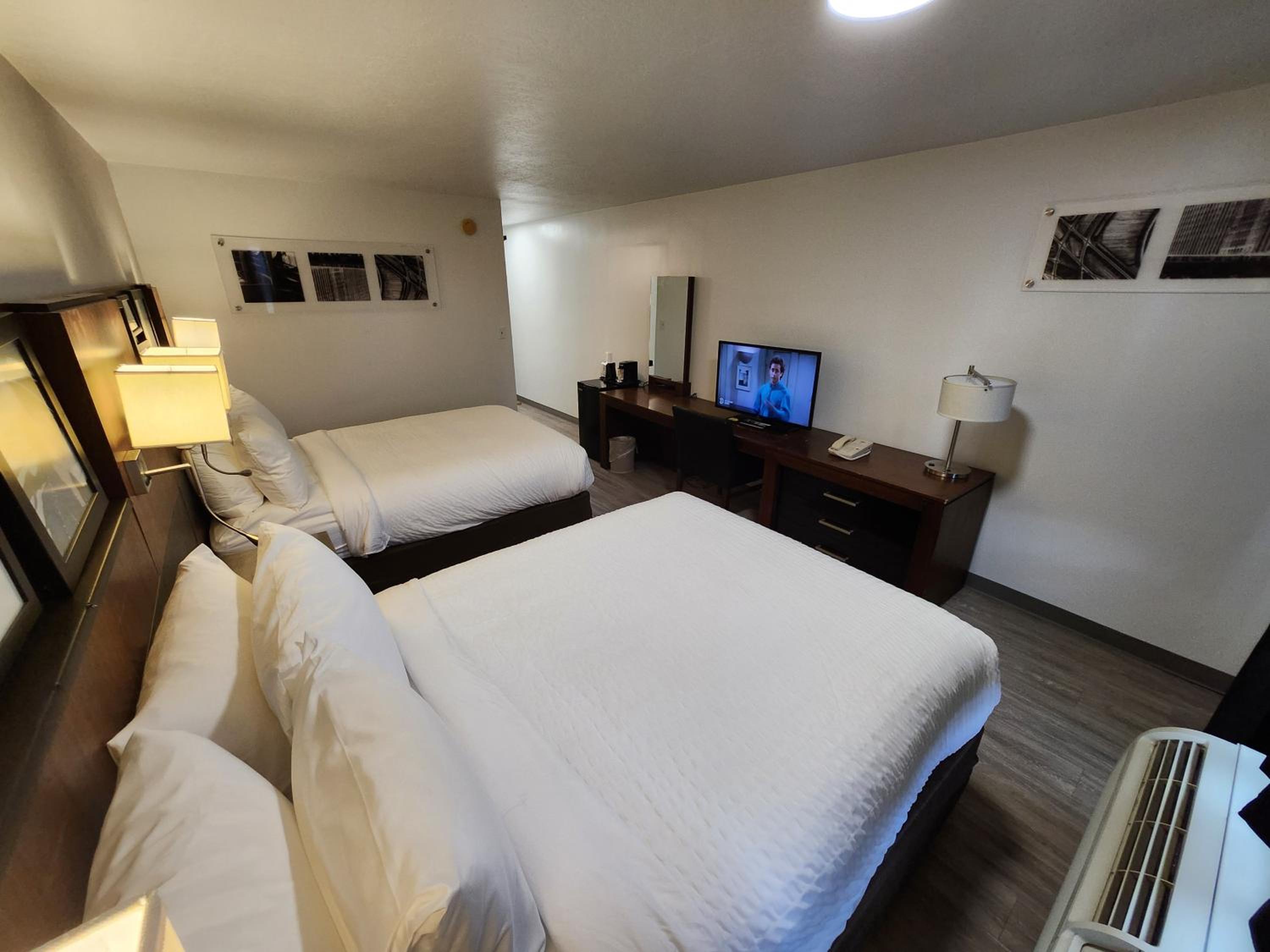 Queen Room with Two Queen Beds - Photo 3