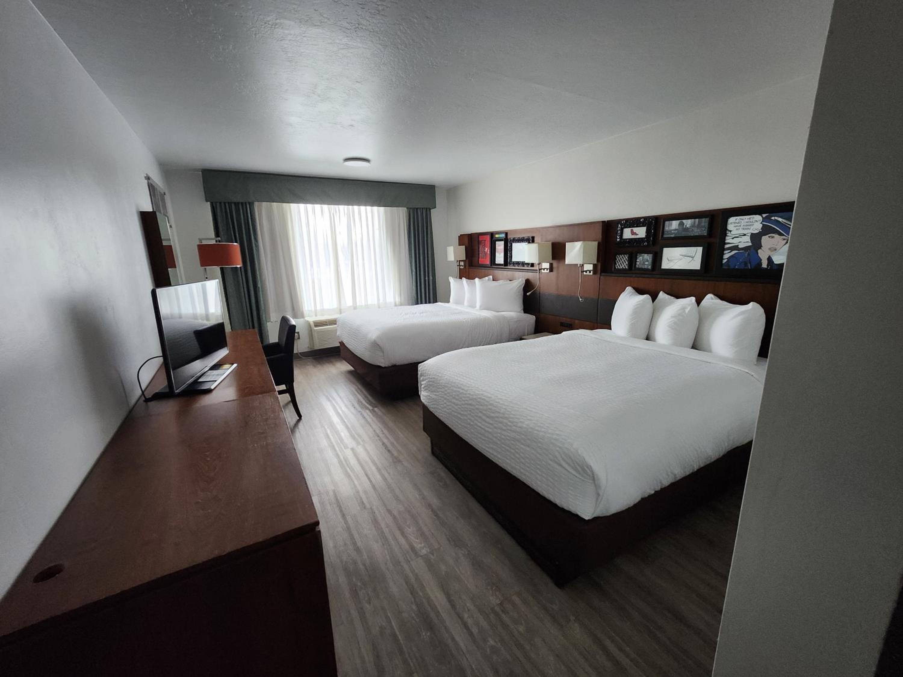 Queen Room with Two Queen Beds - Photo 5