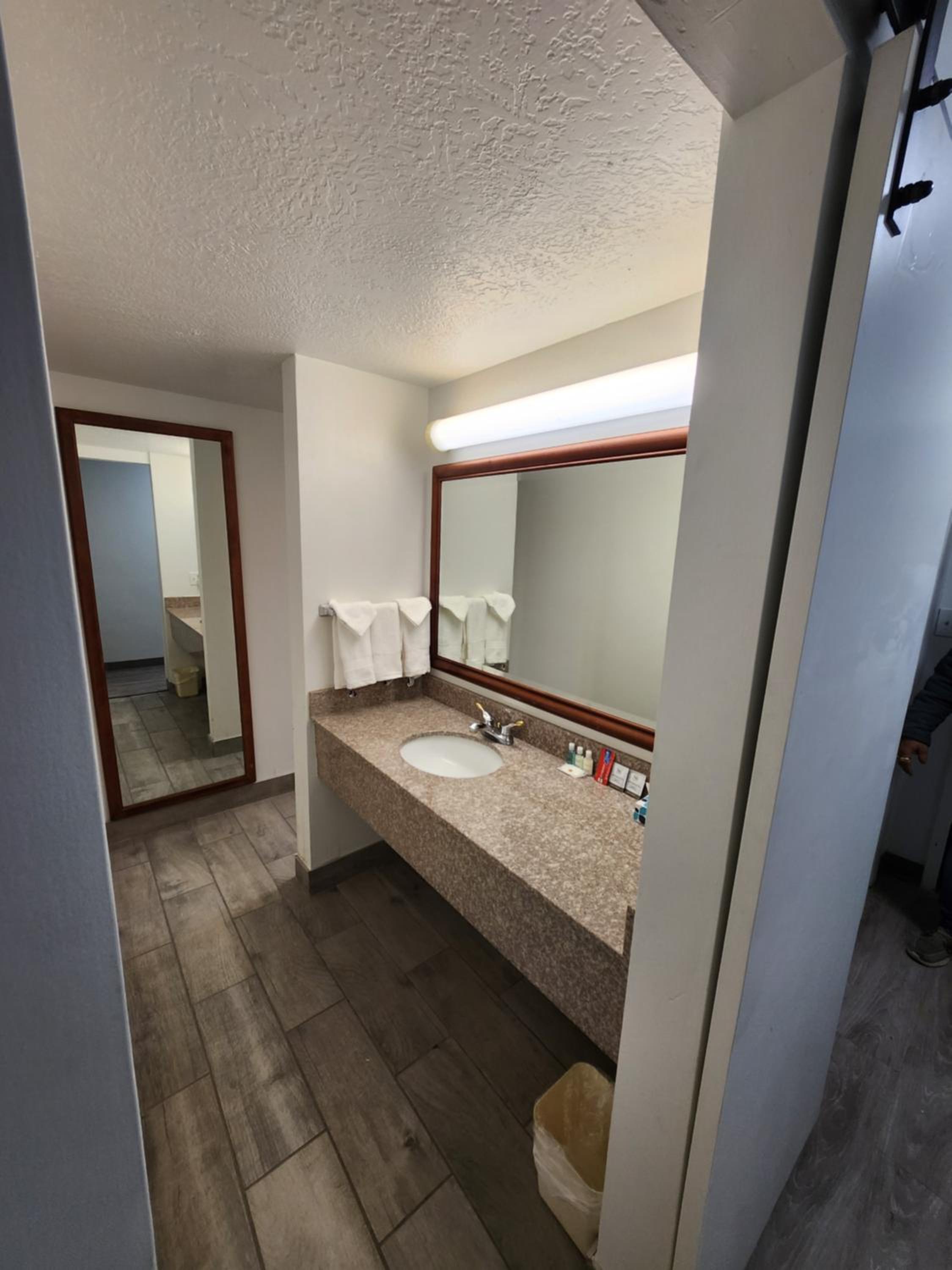 King Room - Disability Access/Non Smoking/Pet Friendly - Photo 4