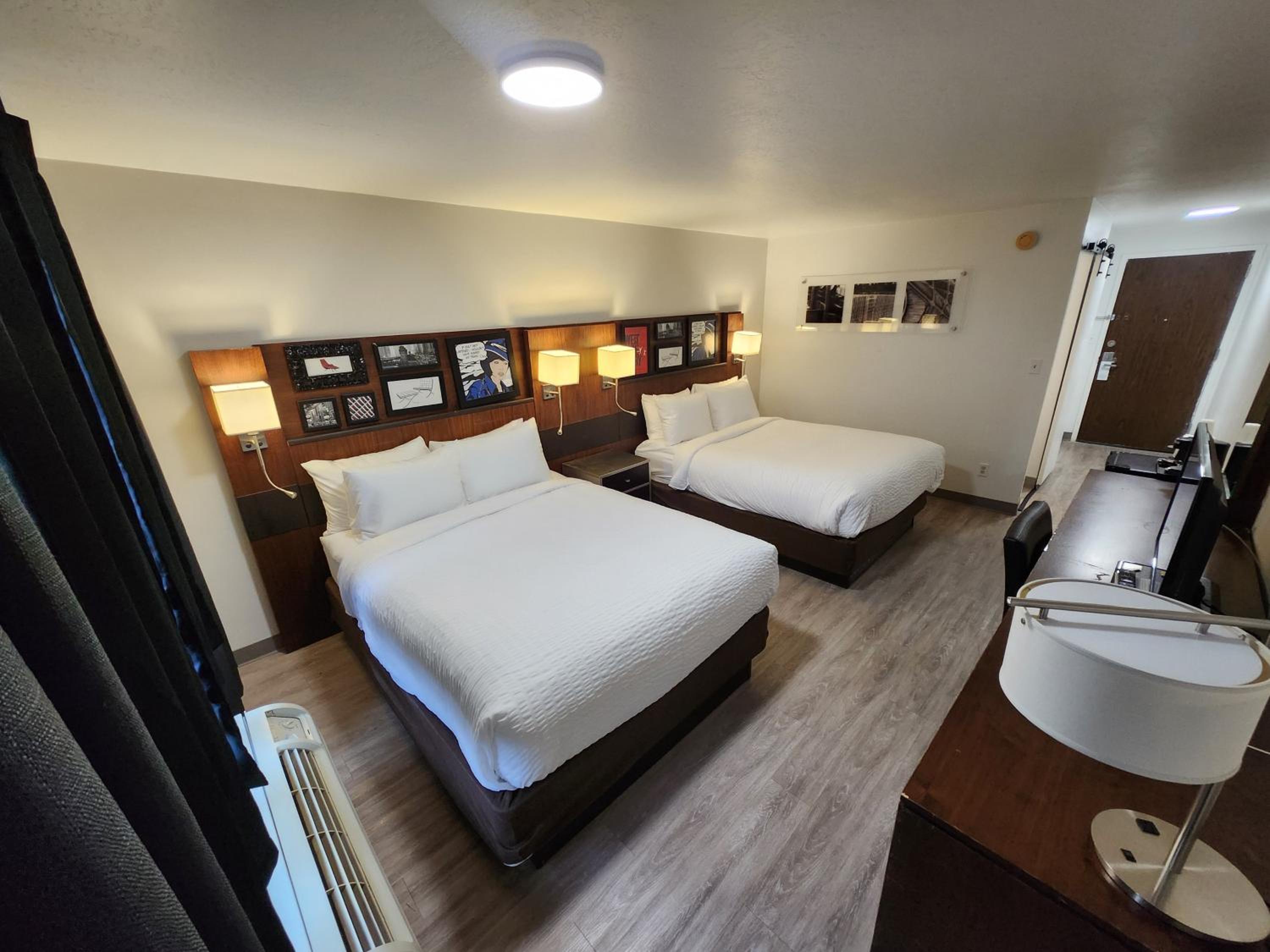 Queen Room with Two Queen Beds - Photo 4