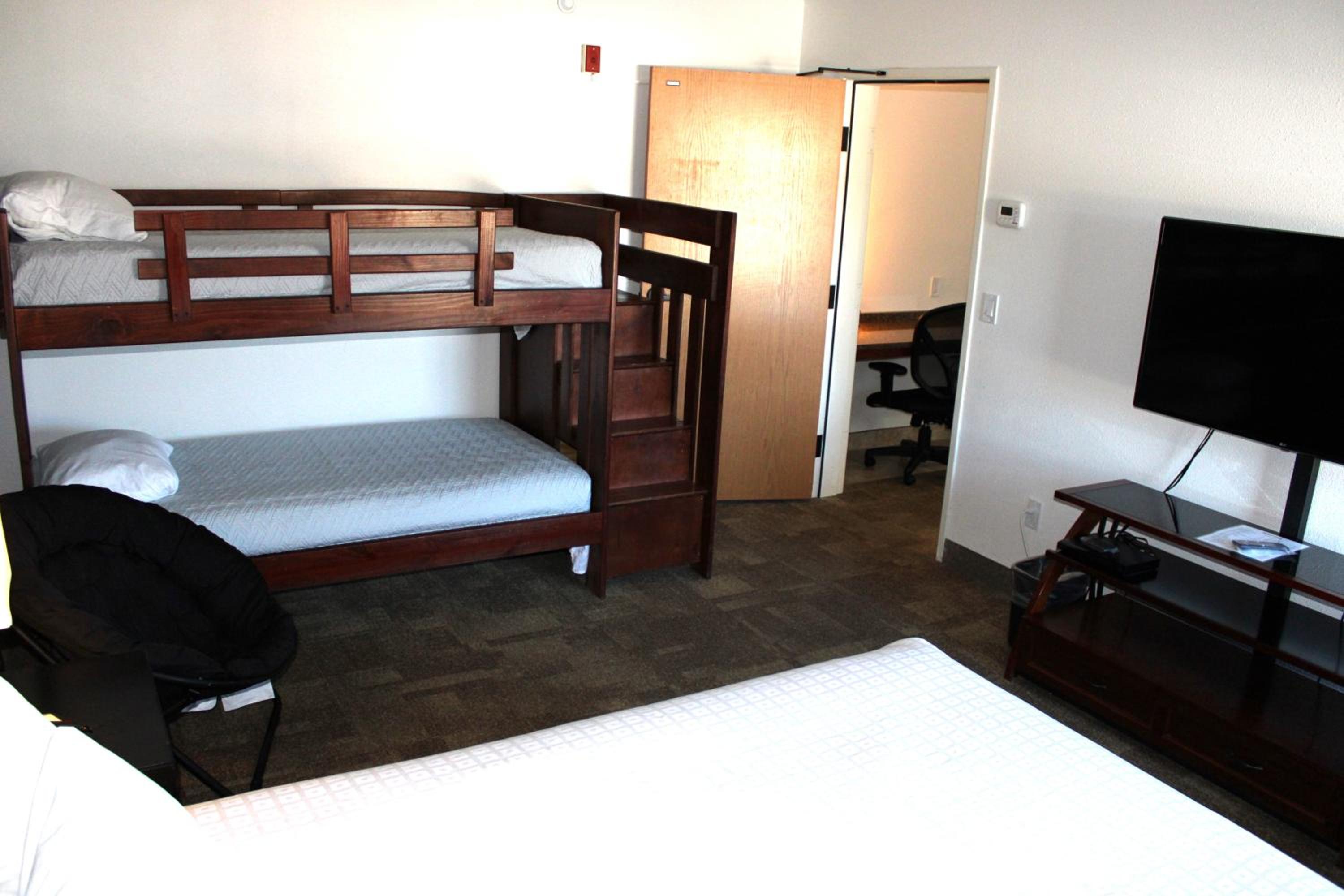 Deluxe Family Suite photo 3