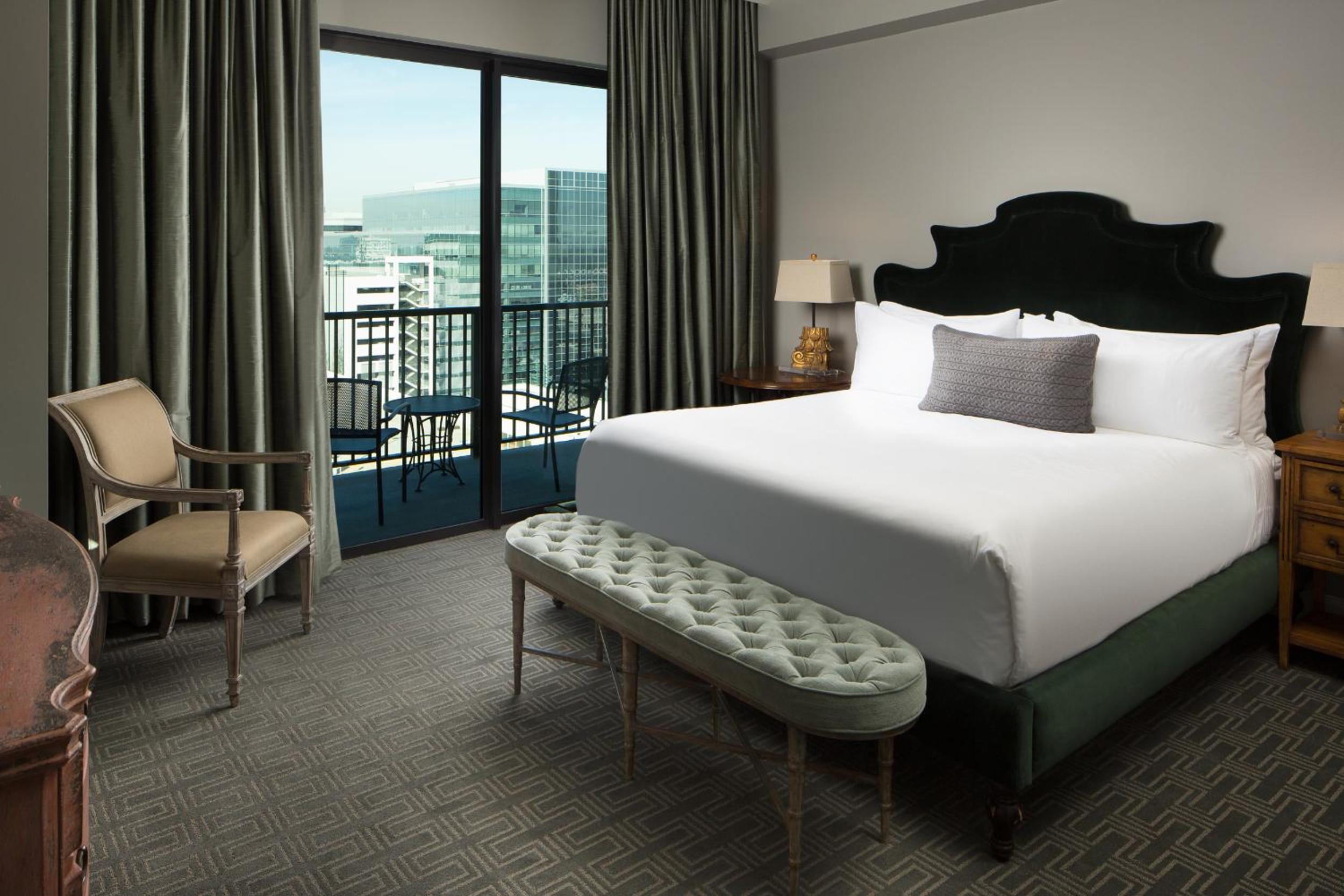 Balcony Corner Suite King