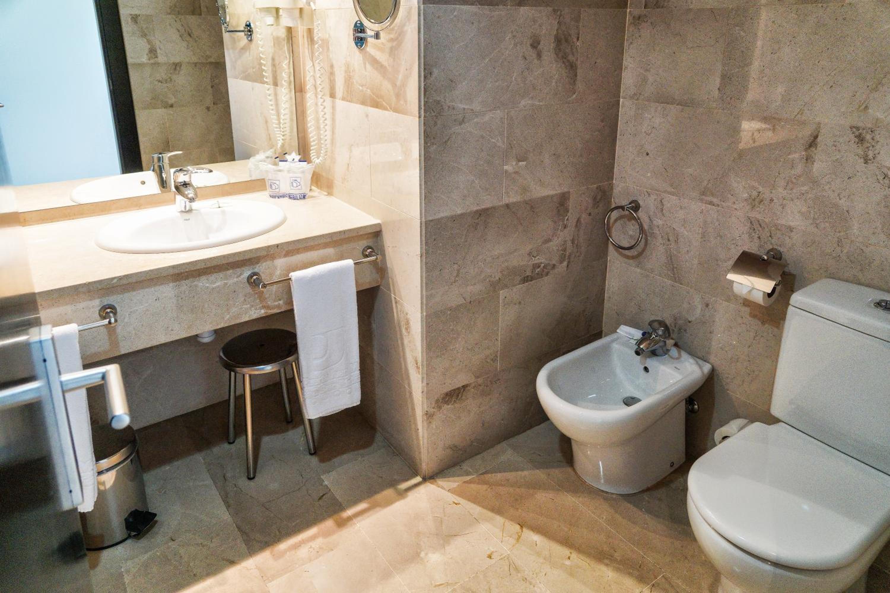 Twin Room - Photo 3