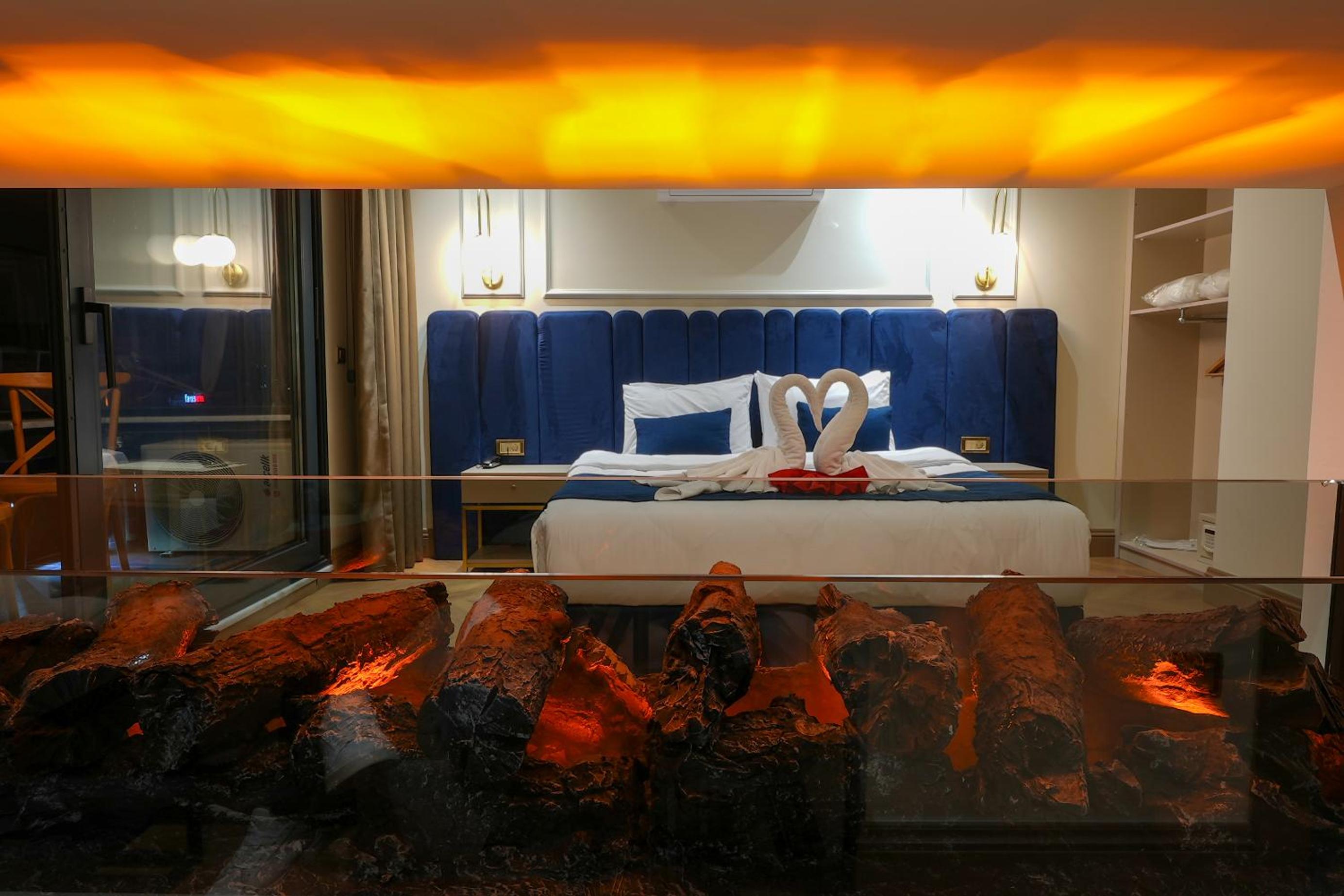 Queen Suite With Spa Bath photo 1