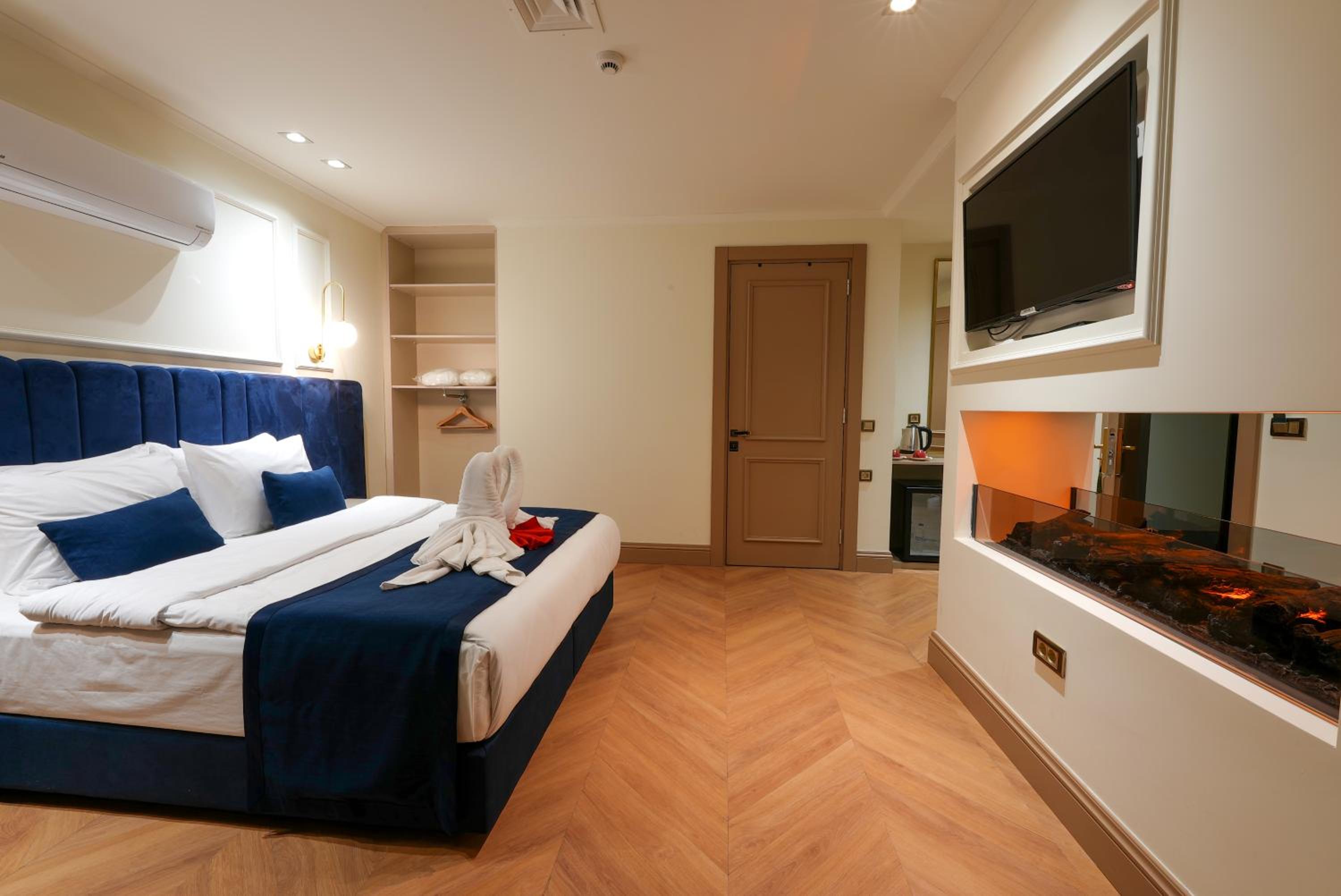 Queen Suite With Spa Bath photo 3