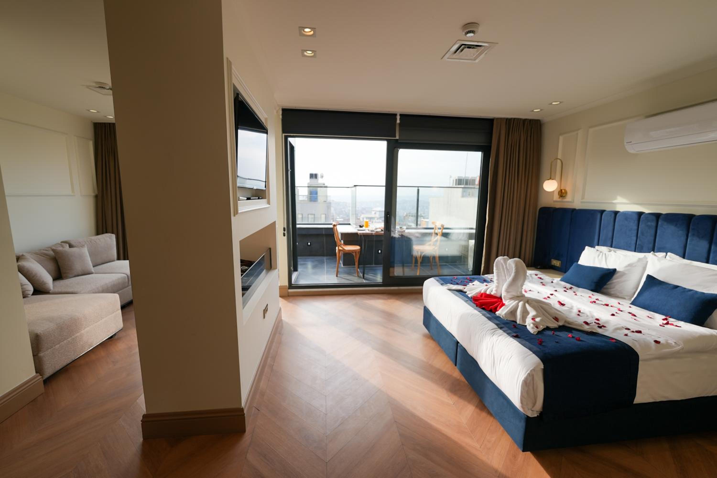 Suite with Spa Bath photo 1