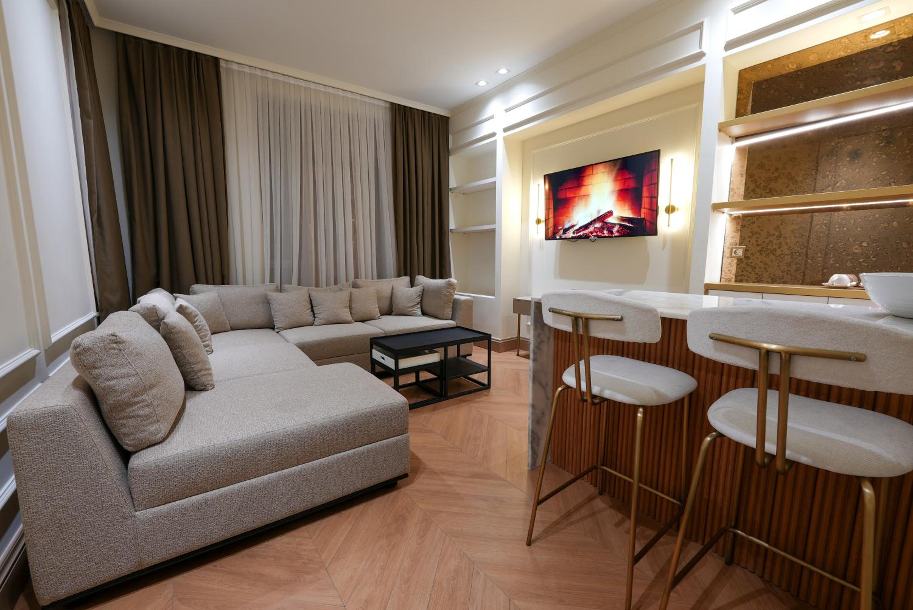 Deluxe Suite with Spa Bath photo 1