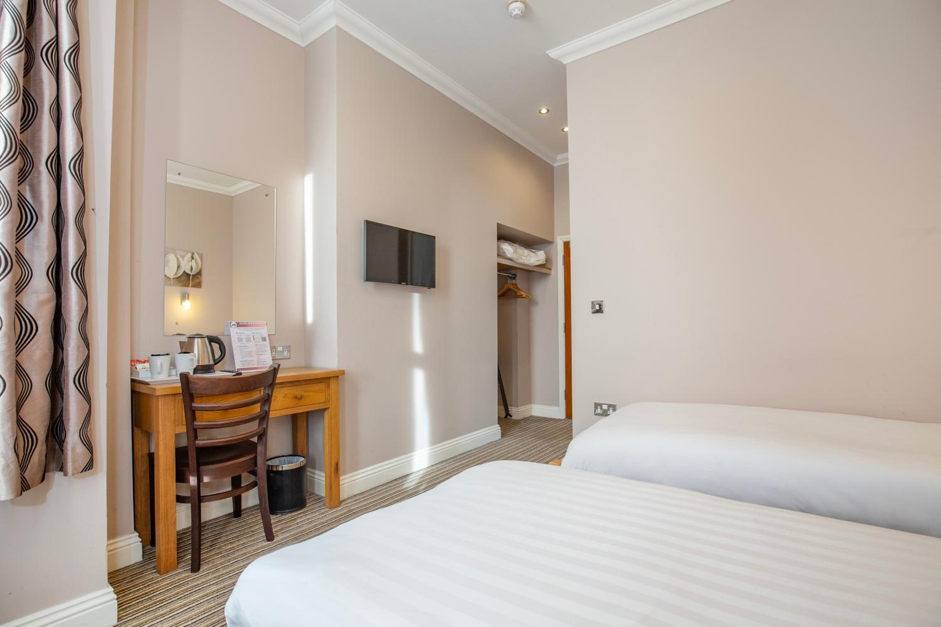 Twin Room - Photo 3