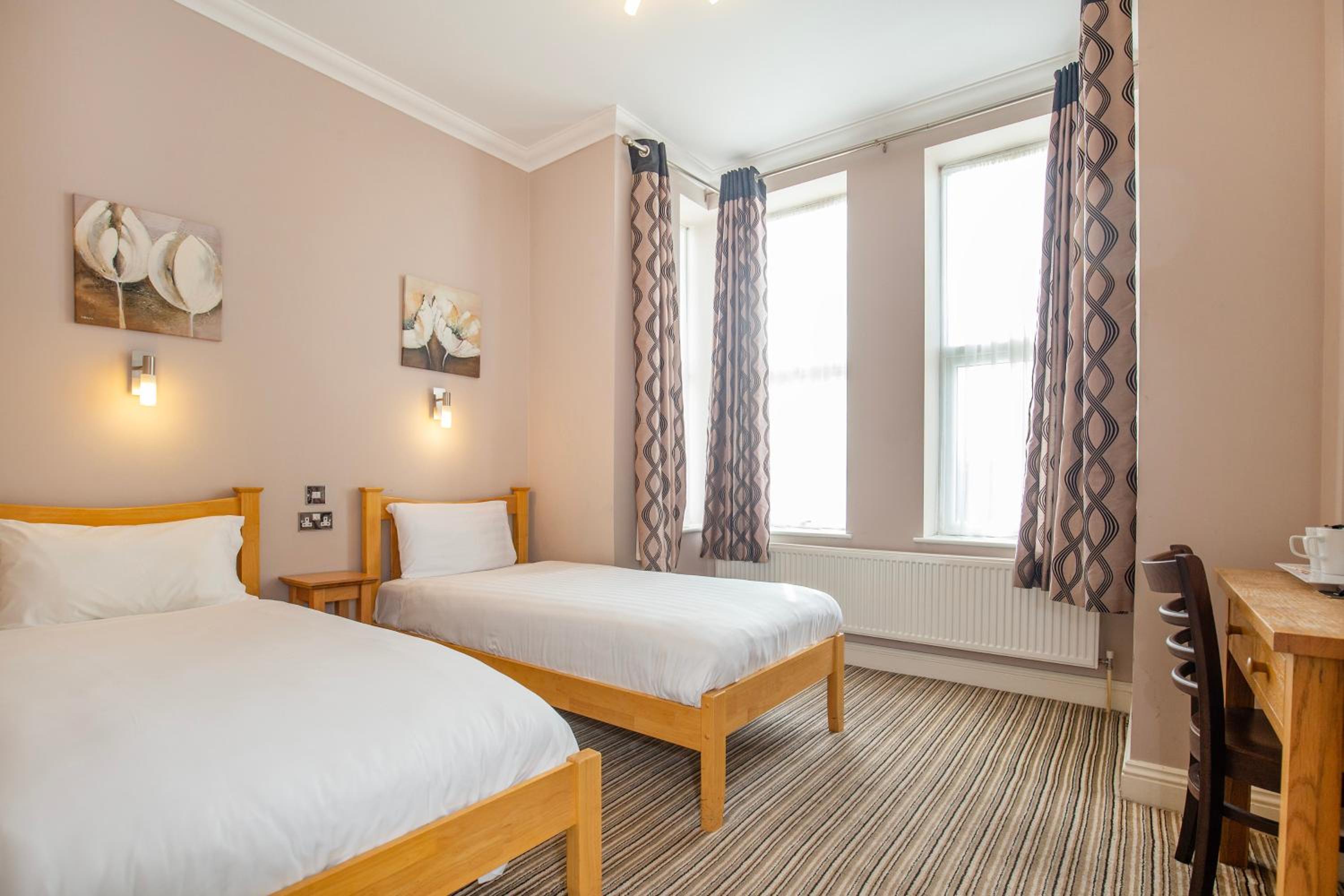 Twin Room - Photo 1