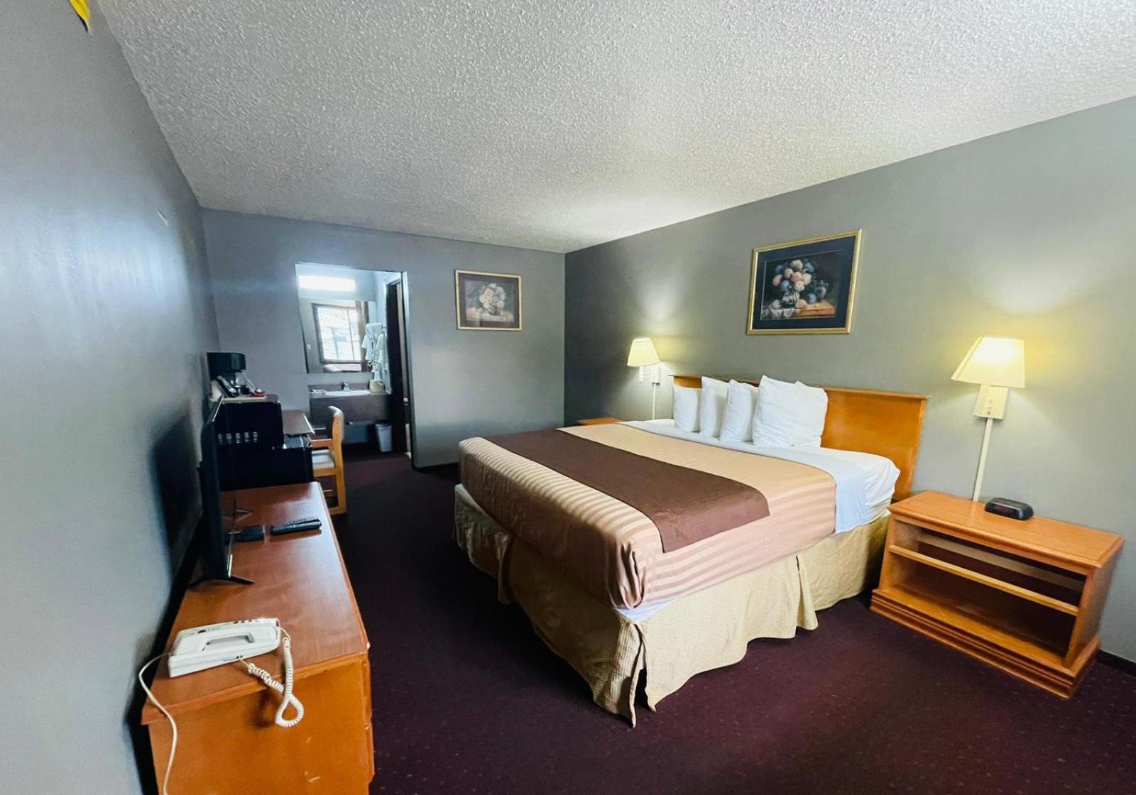 Deluxe King Room photo 1