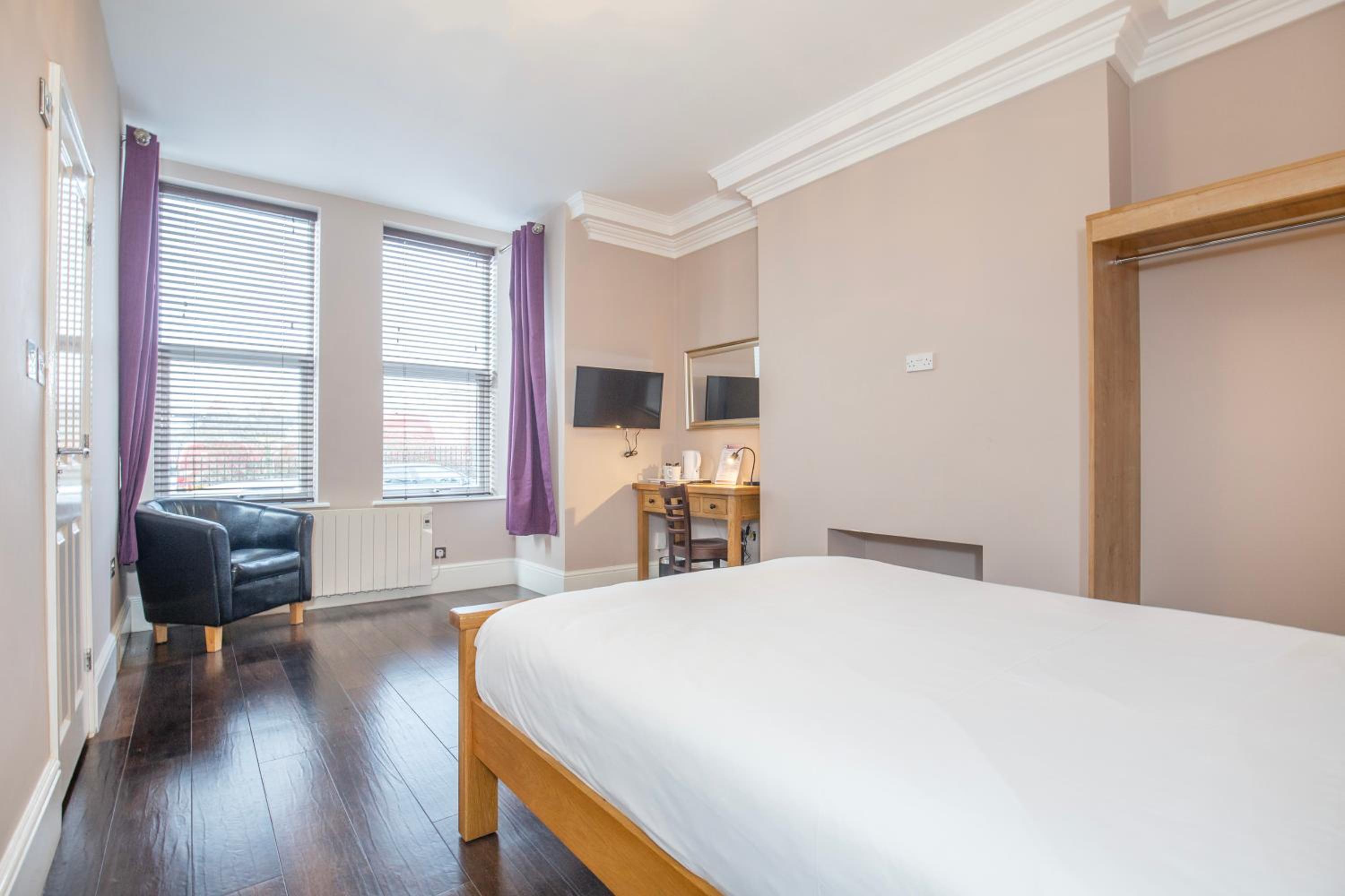 Double Room - Photo 12