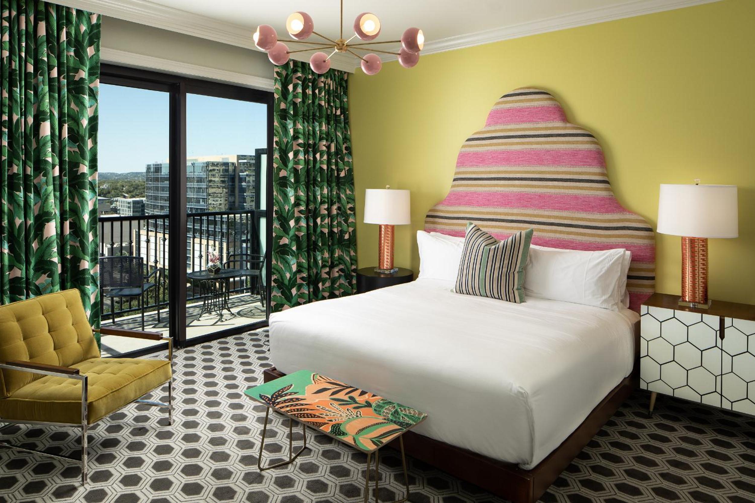 Premium Room, 1 King Bed - Photo 3
