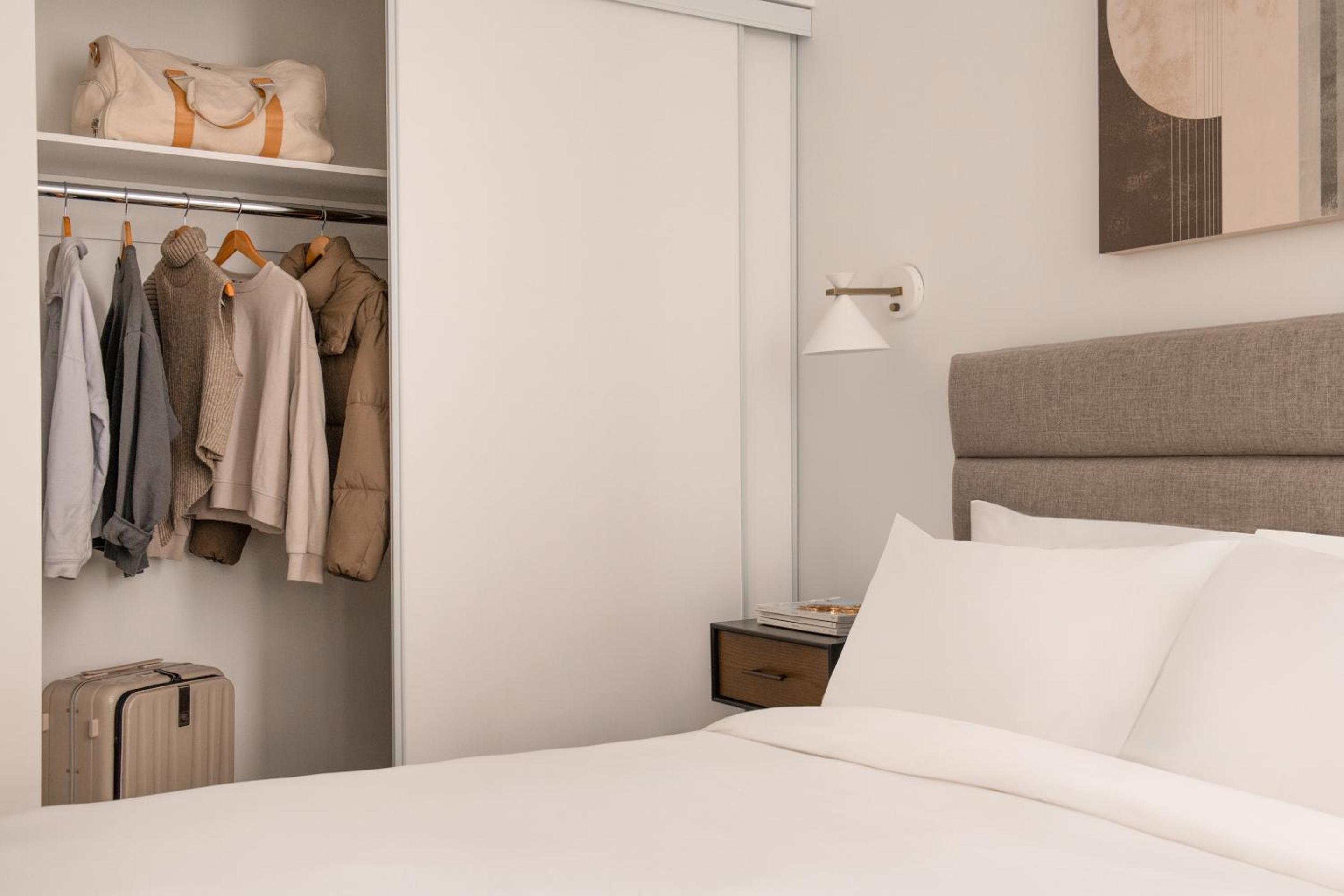 Studio Apartment With Queen Bed photo 3