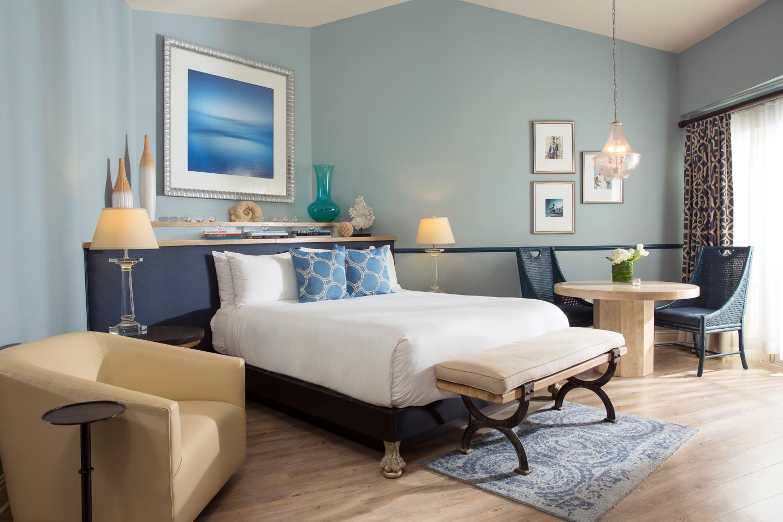 Signature Suite, 1 King Bed, Bathtub, Pool View - Photo 1