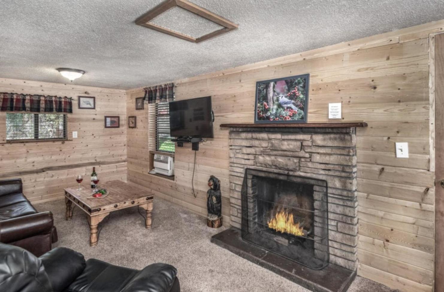 Two-Bedroom Cabin (Bluejay) photo 1
