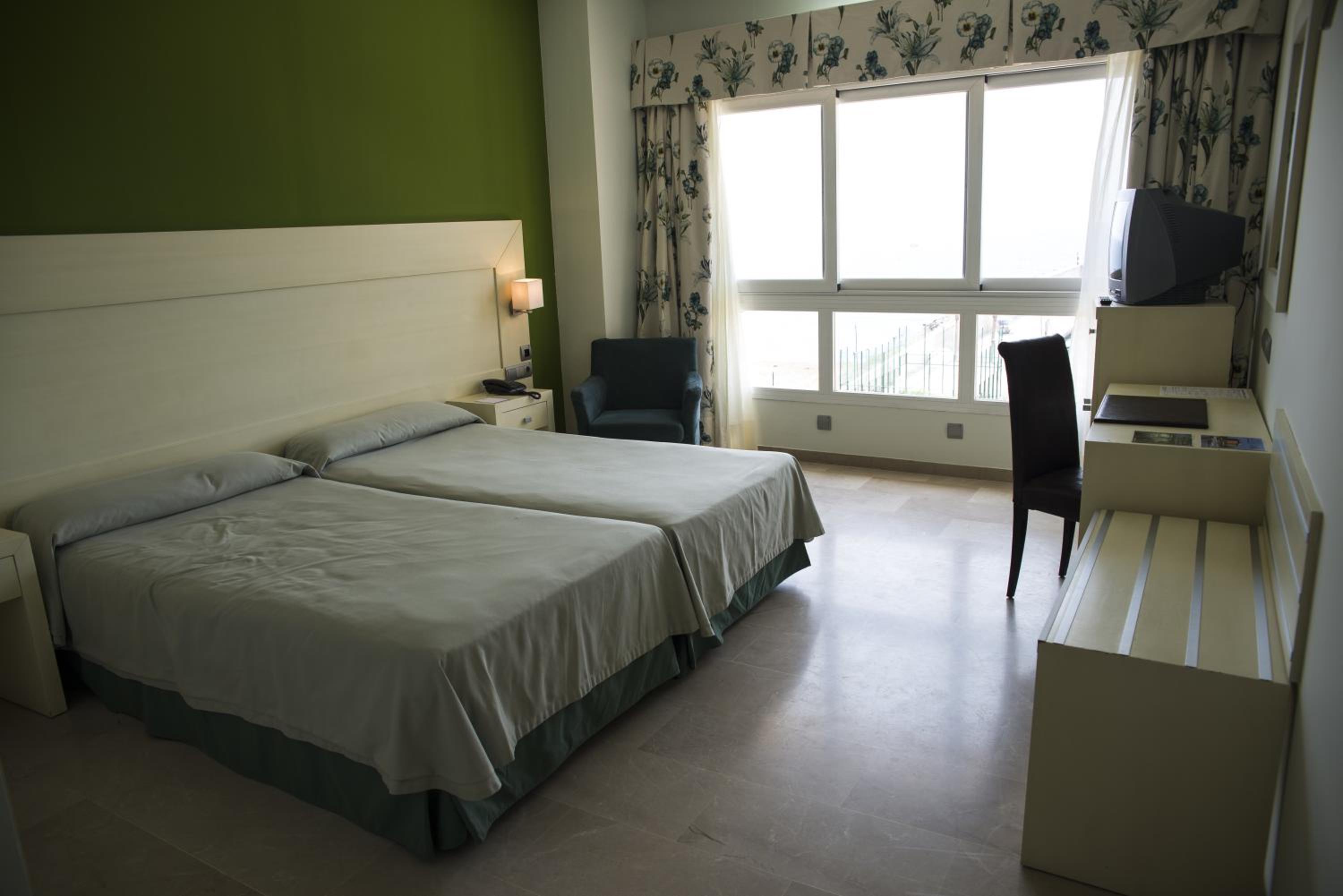 Three-Bedroom Suite - Photo 5