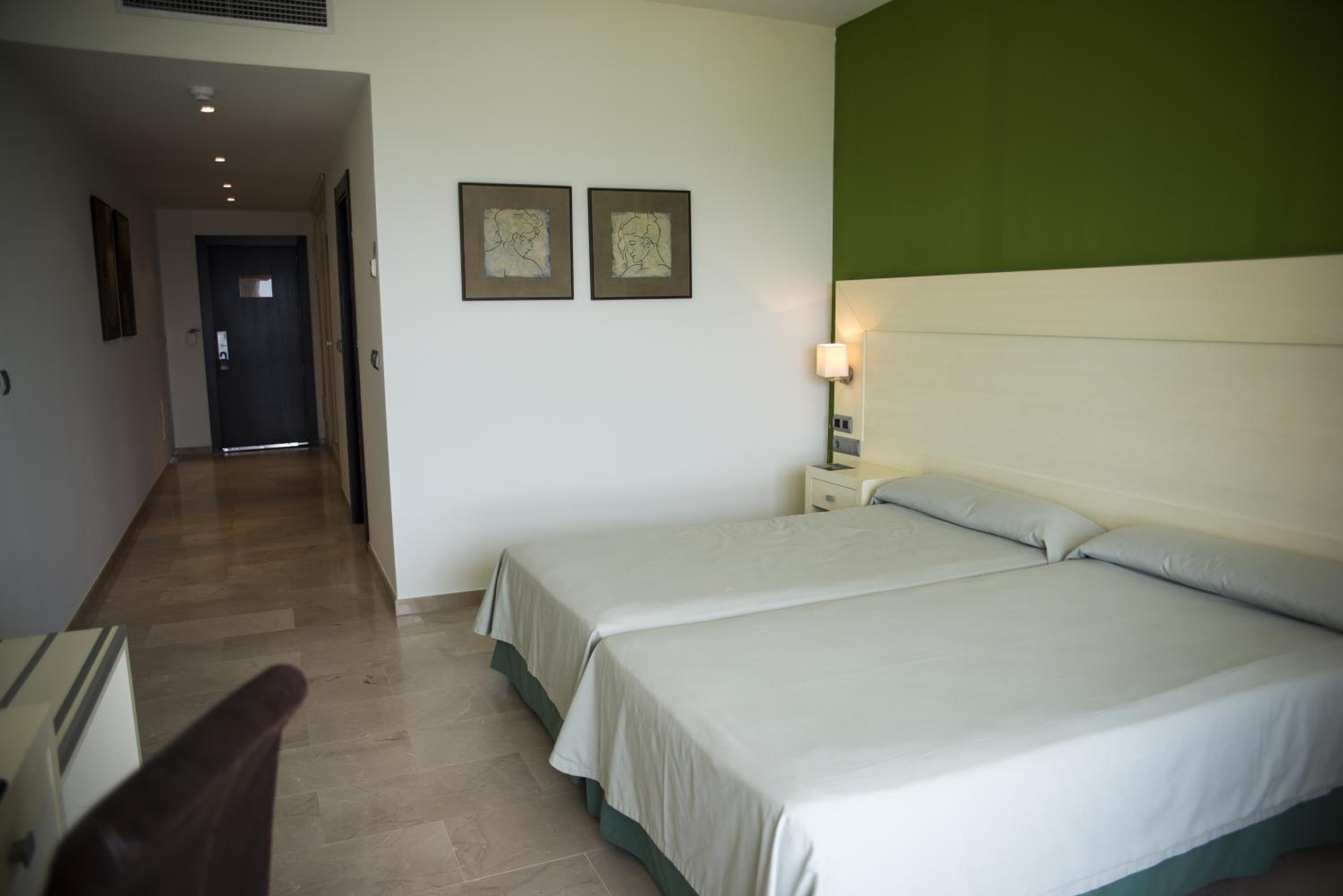 Twin Room - Photo 2