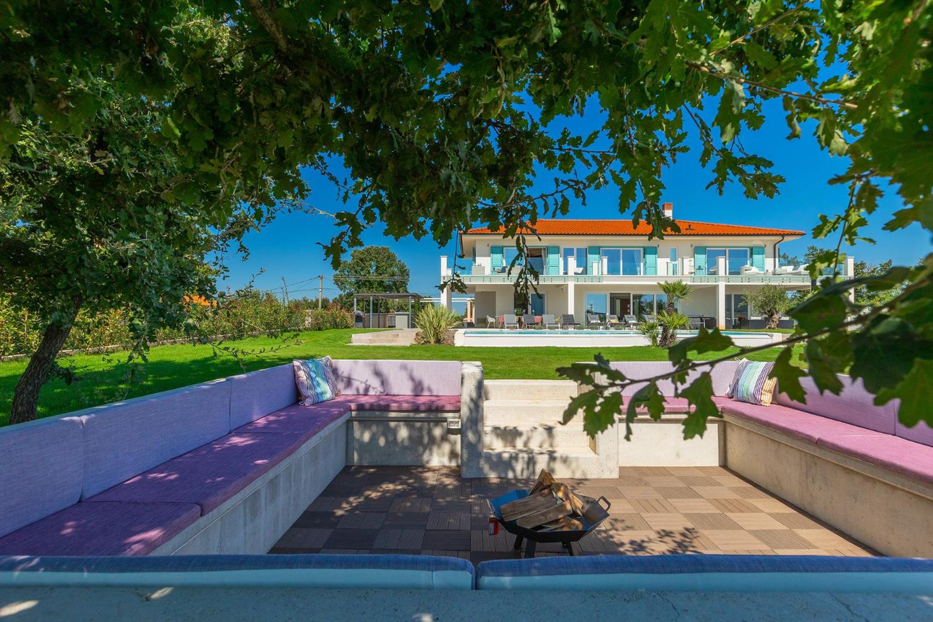 Villa photo 2