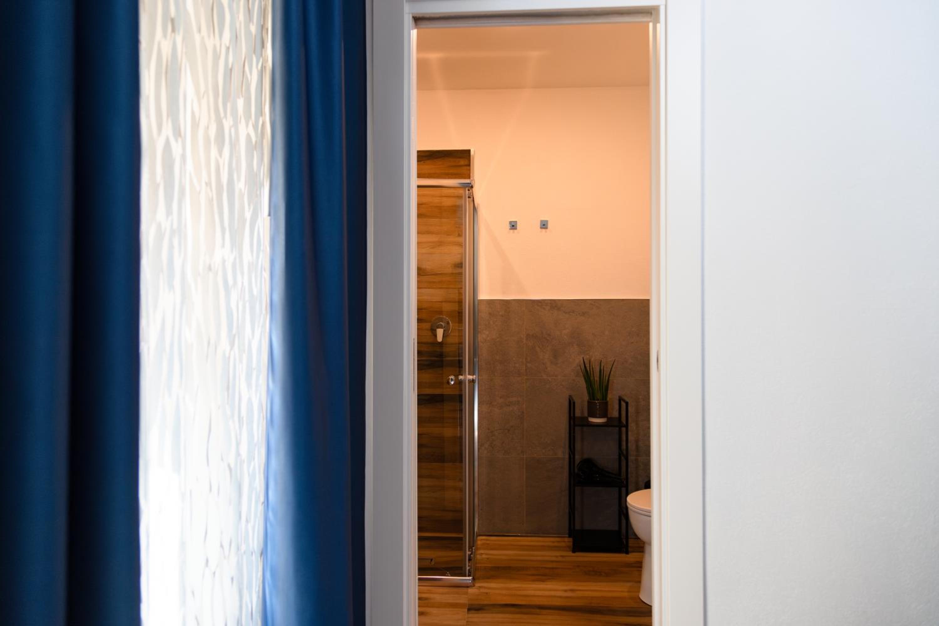 Double Room with Private Bathroom - Photo 13