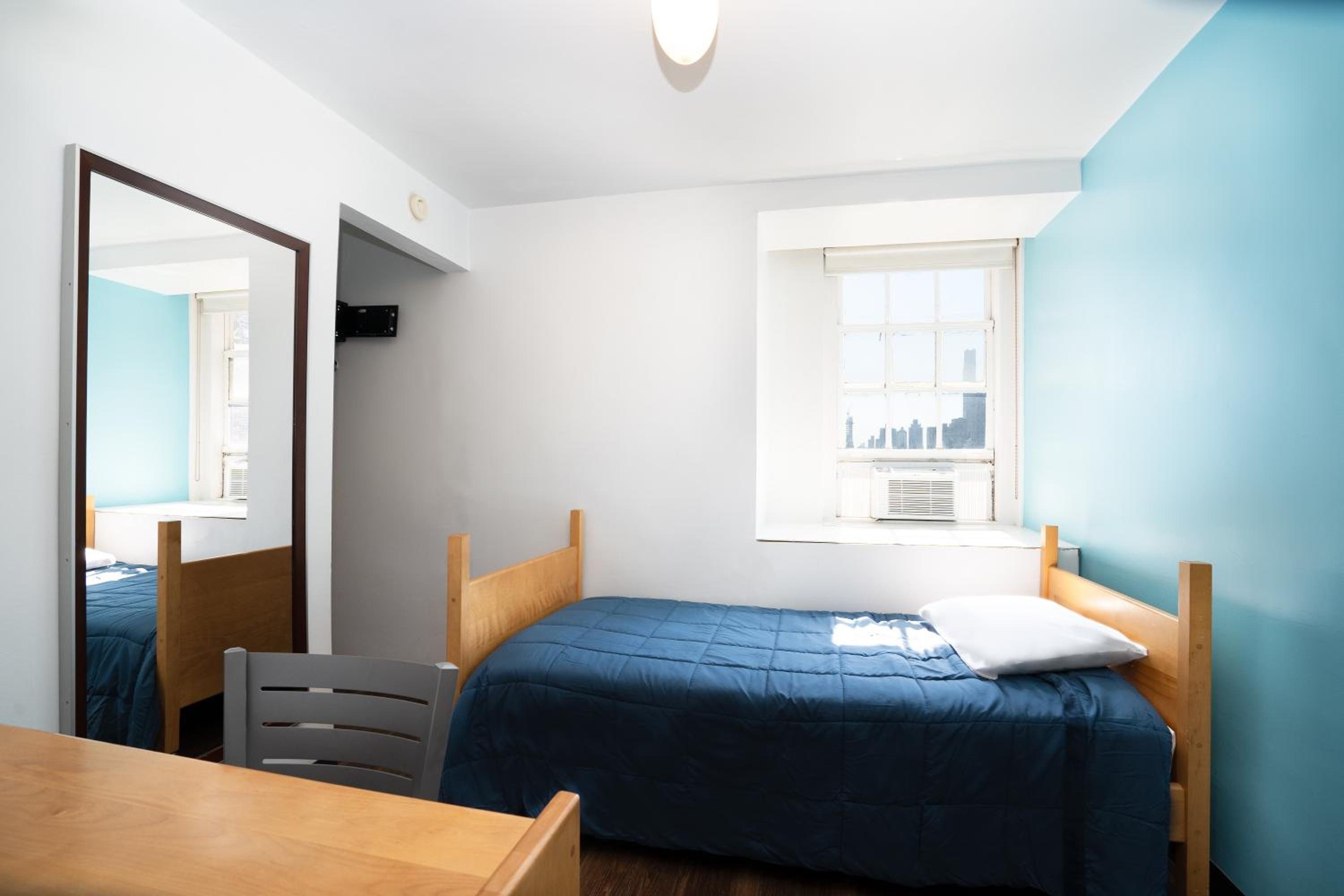 Private Deluxe Single Room with Park View and Semi-Private Bathroom photo 1